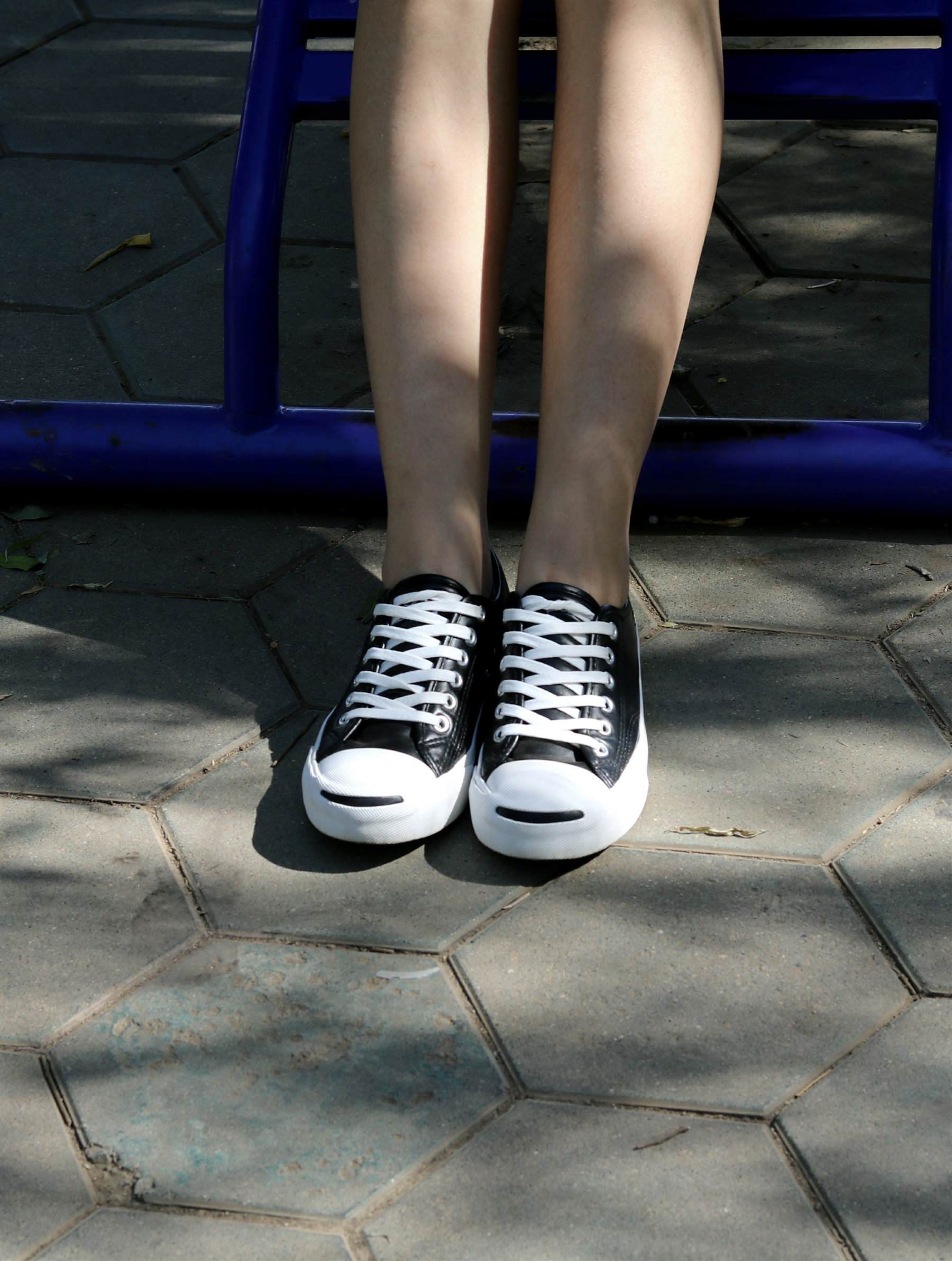 《小姐姐船袜带穿脱过程+【视频1个网盘下载】》作品图