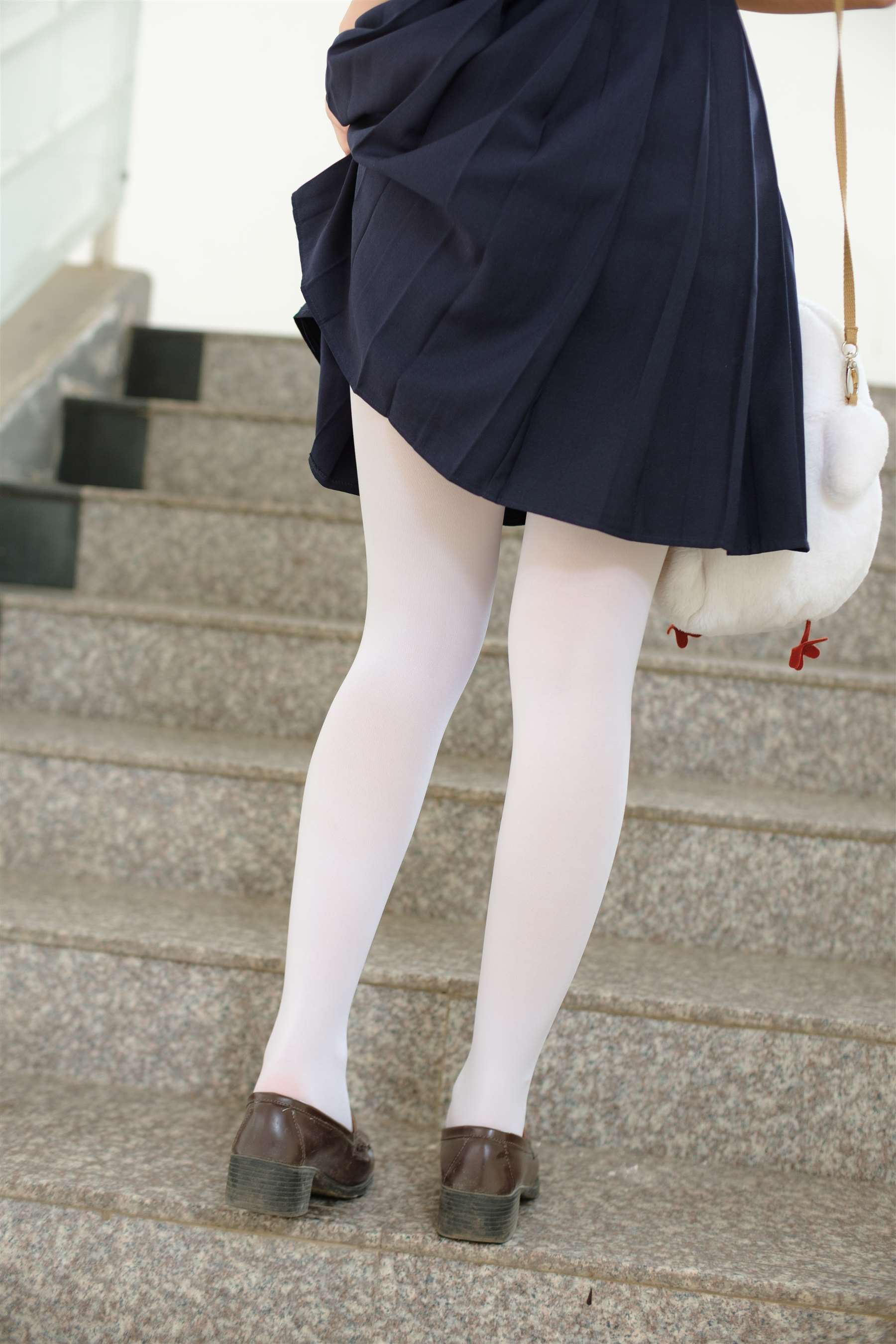 《教室里的白丝脚丫+视频1个》作品图