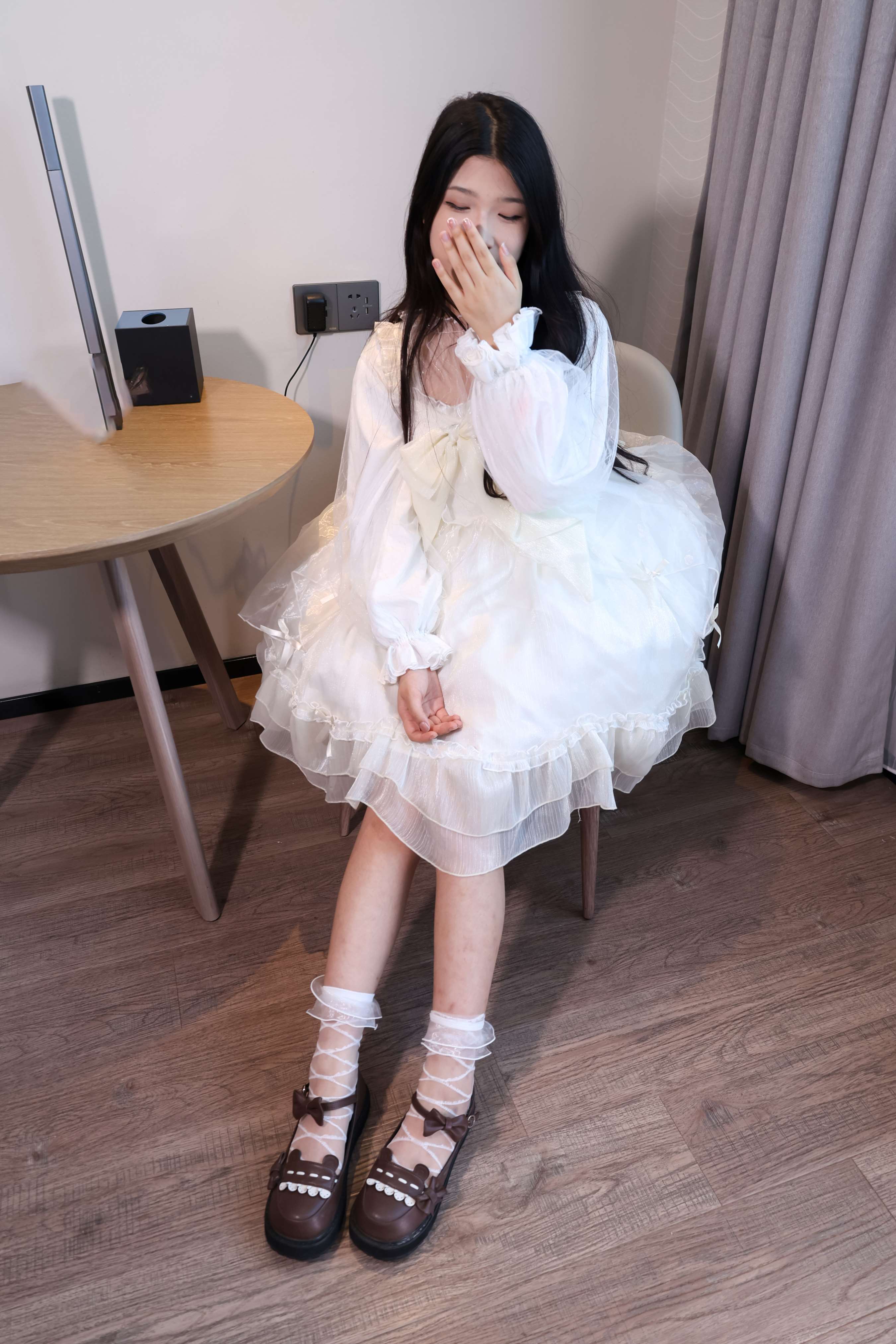 《少女白裙纱袜》作品图