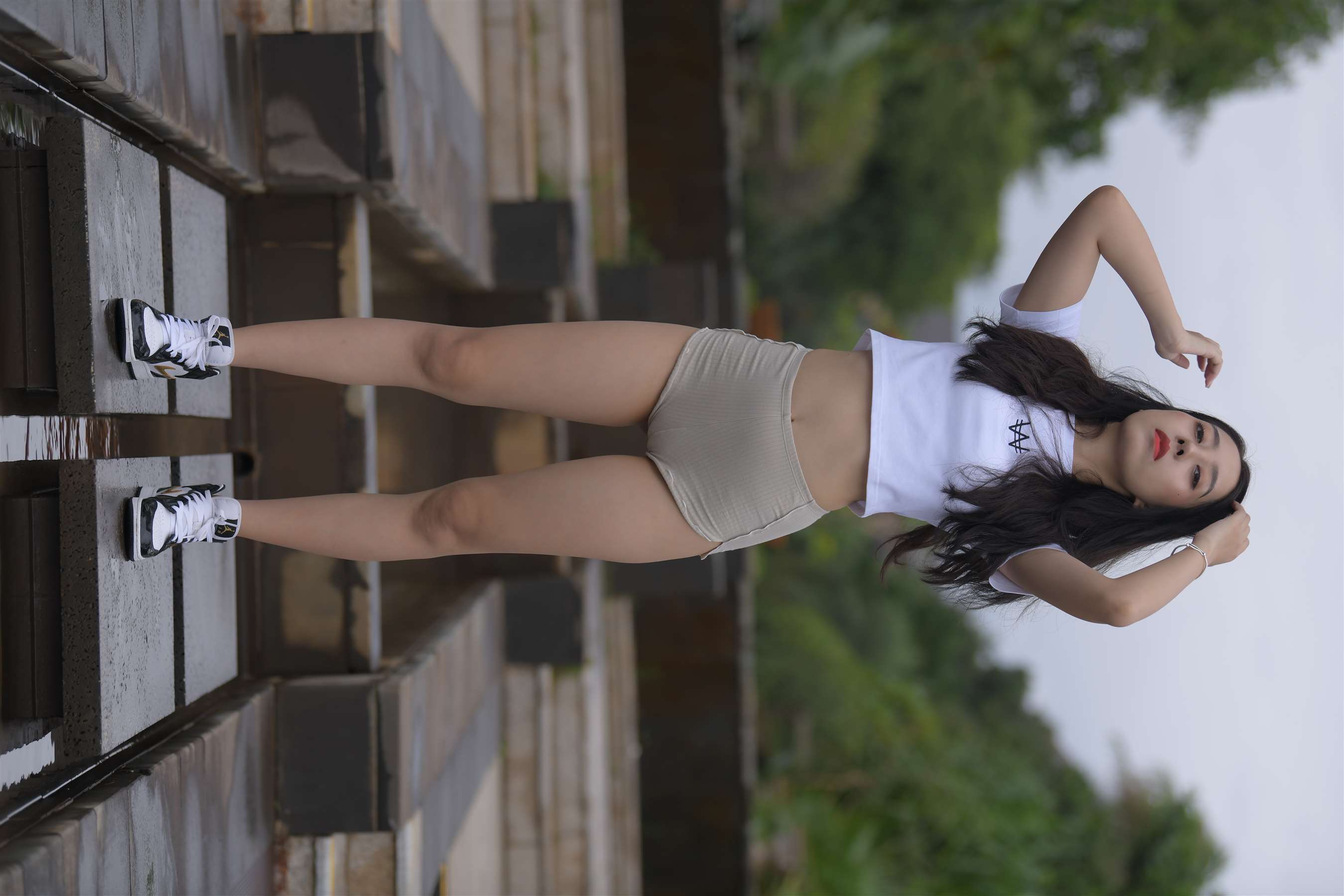 《短瑜伽裤の球鞋脚丫》作品图