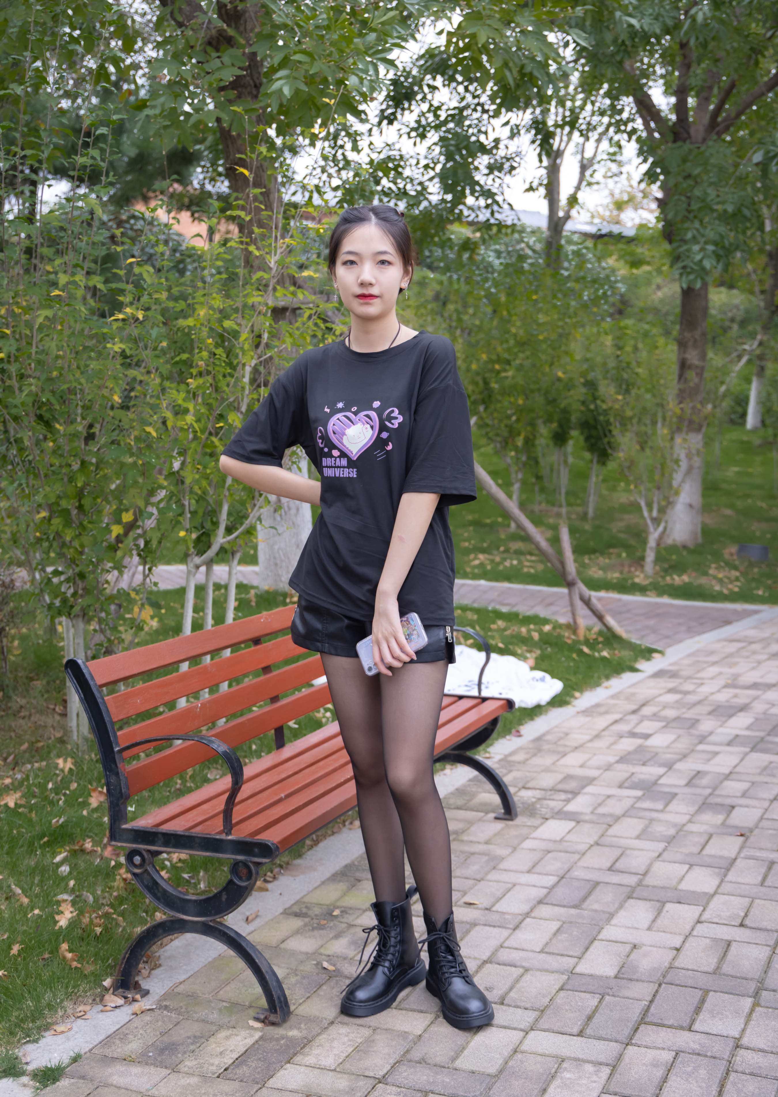 《小甜豆-马丁靴 黑丝》作品图