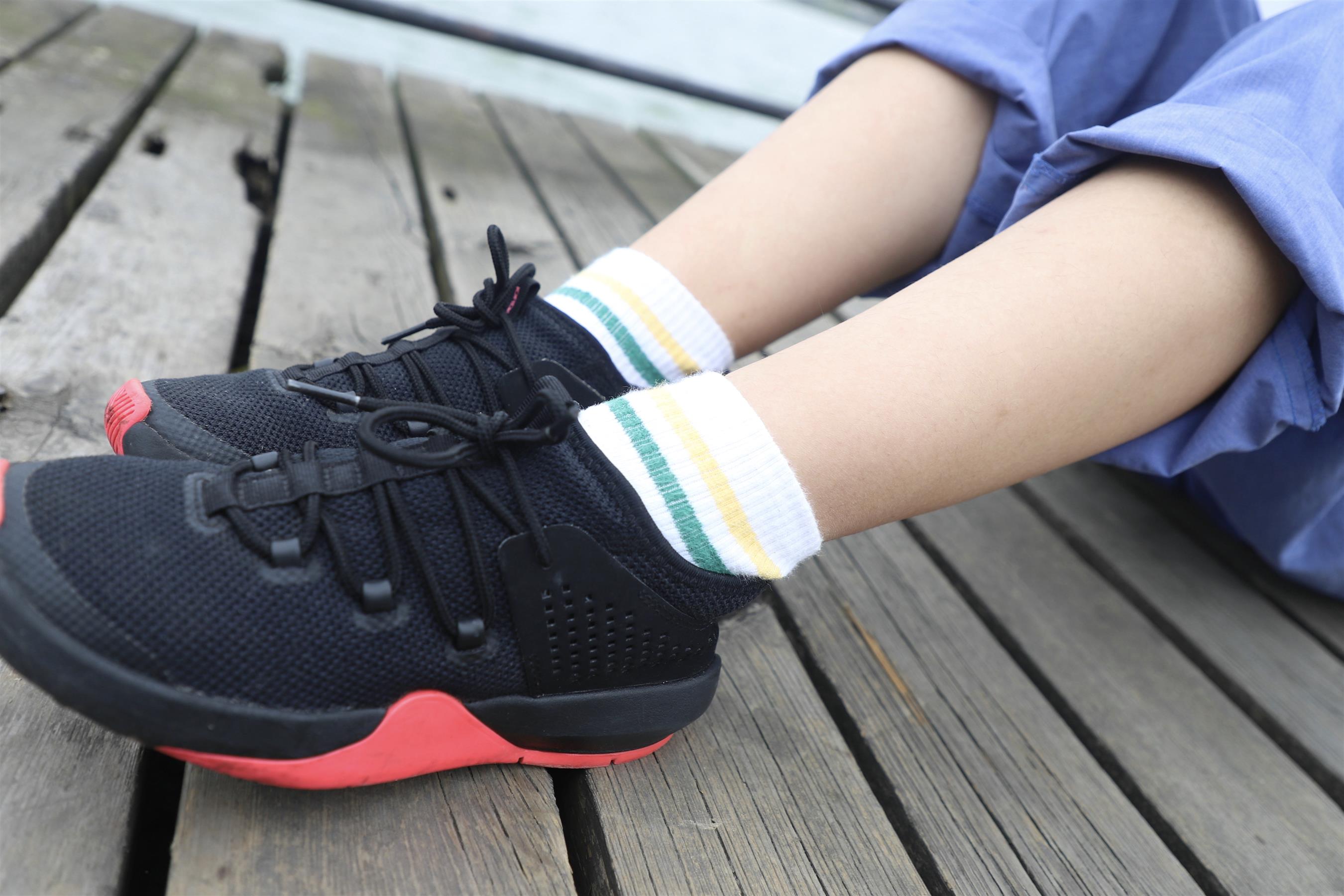 《校服运动鞋の棉袜脚丫+视频1个》作品图