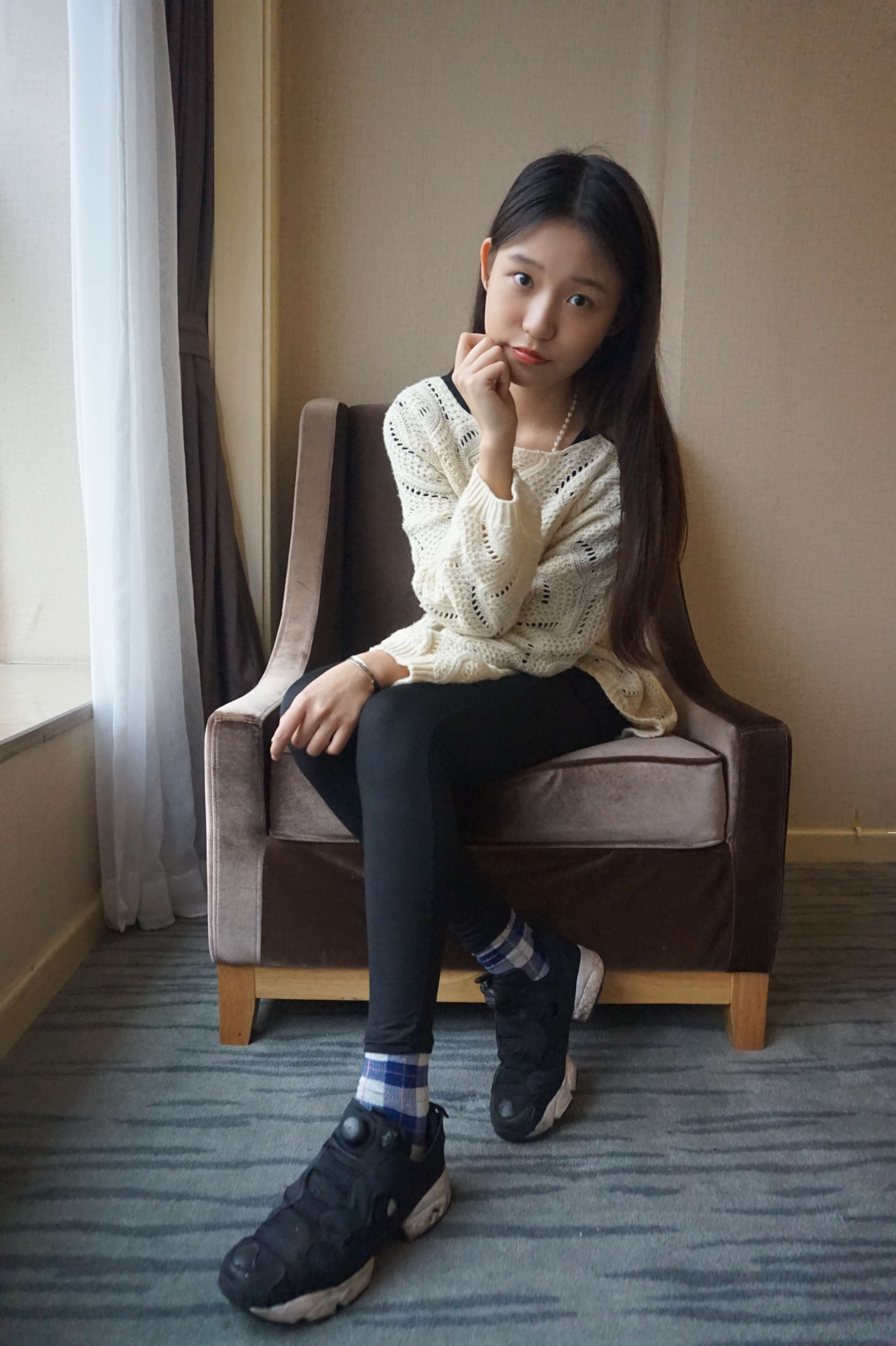 《超甜的大一妹妹展示棉袜裸足》作品图