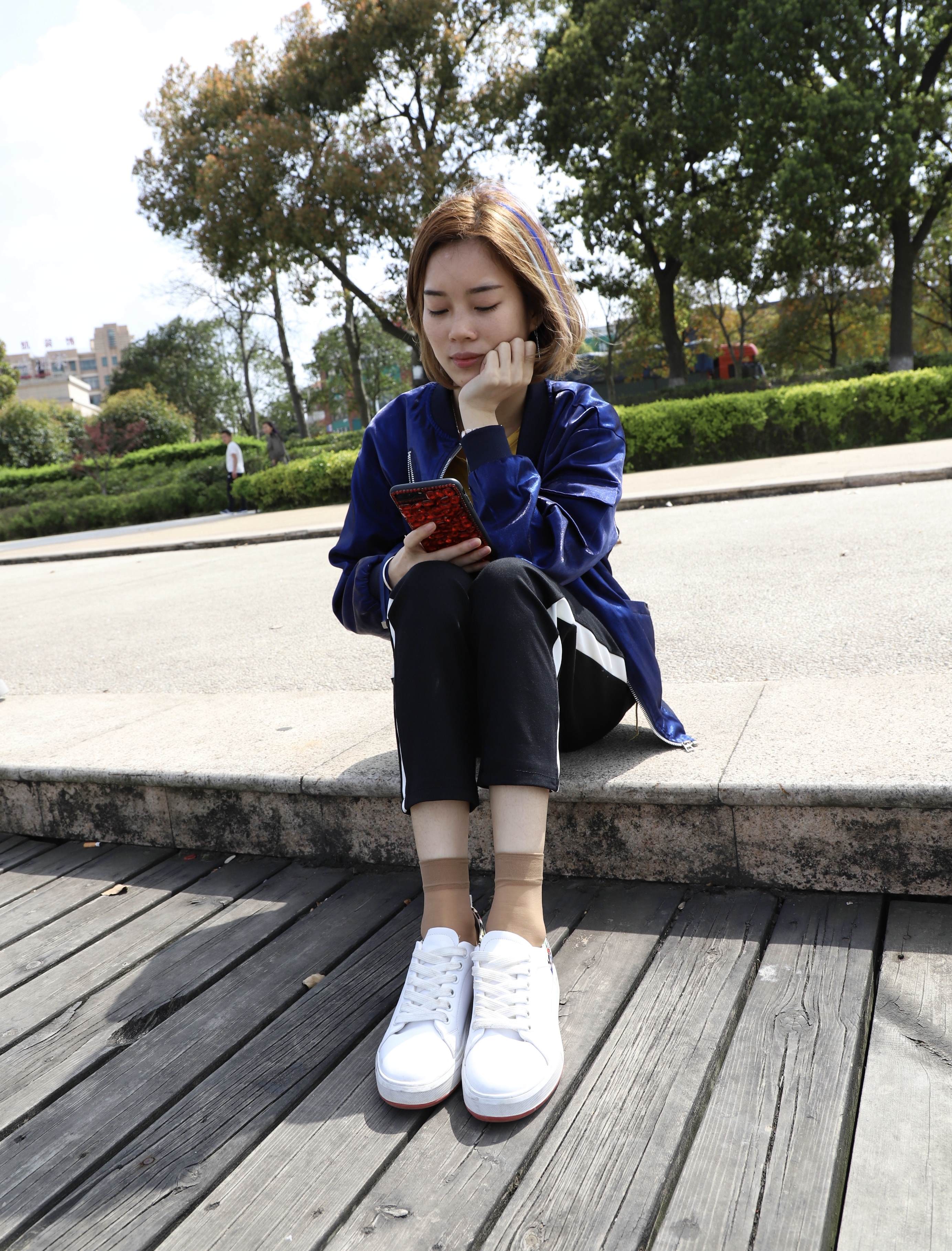 《湖边的板鞋の丝袜脚》作品图