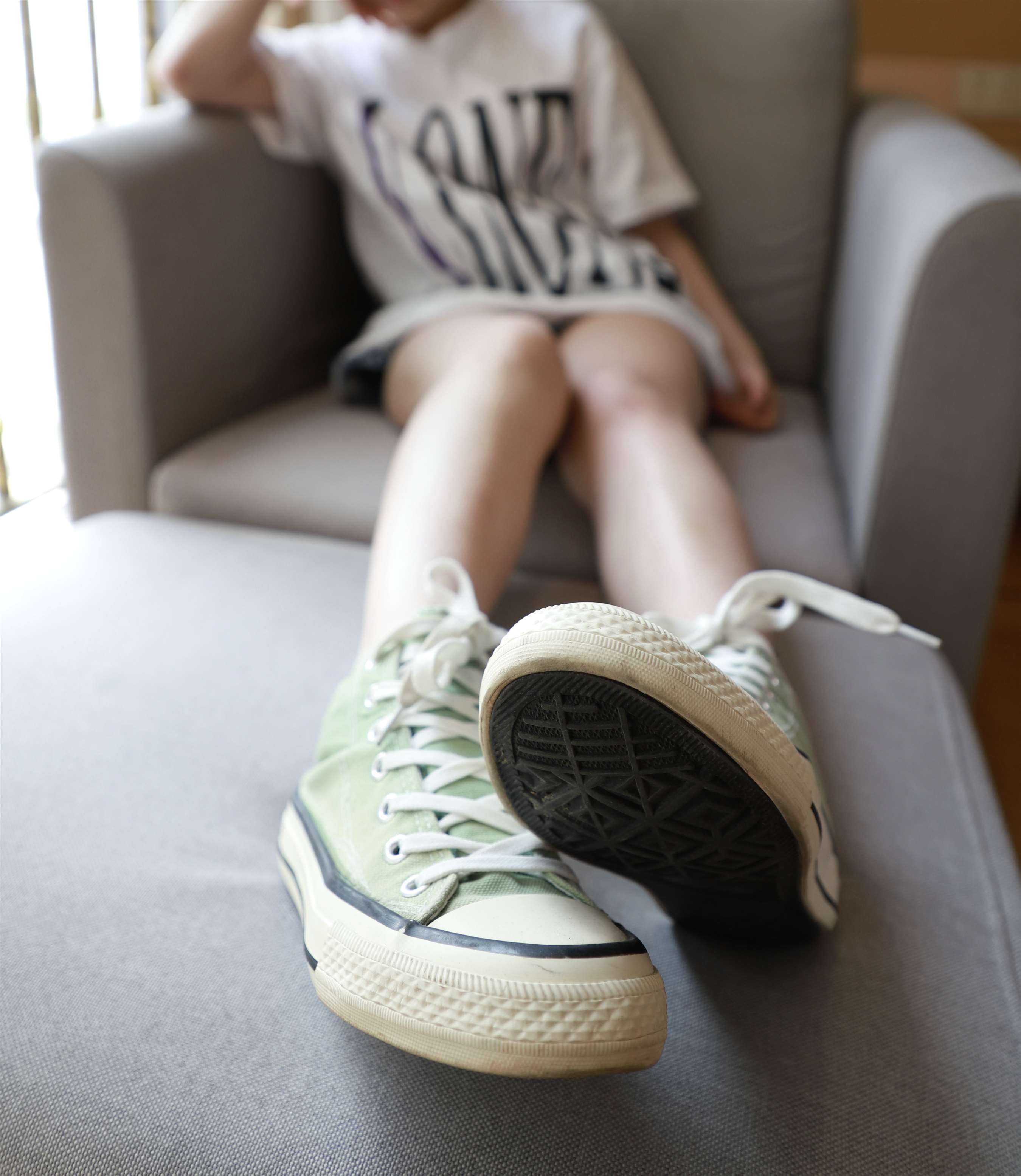 《帆布鞋の船袜脚》作品图