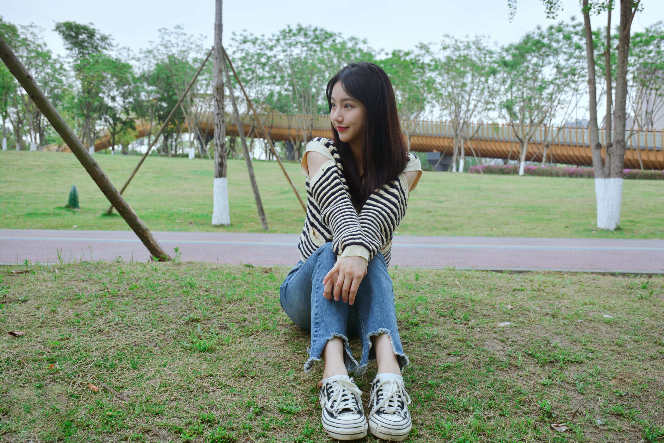 《少女牛仔裤草地白袜》作品图