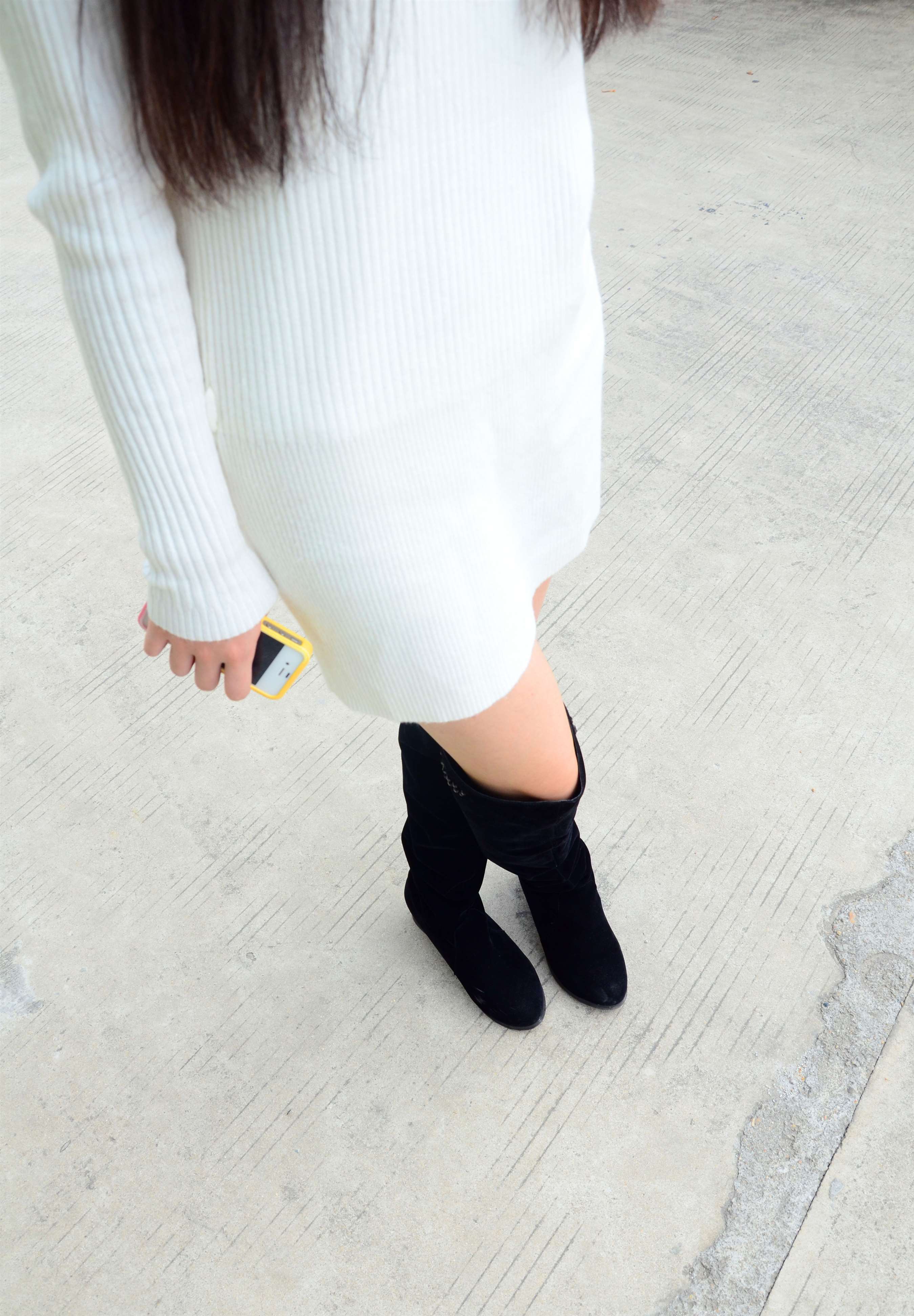 《毛衣裙の白棉袜脚》作品图