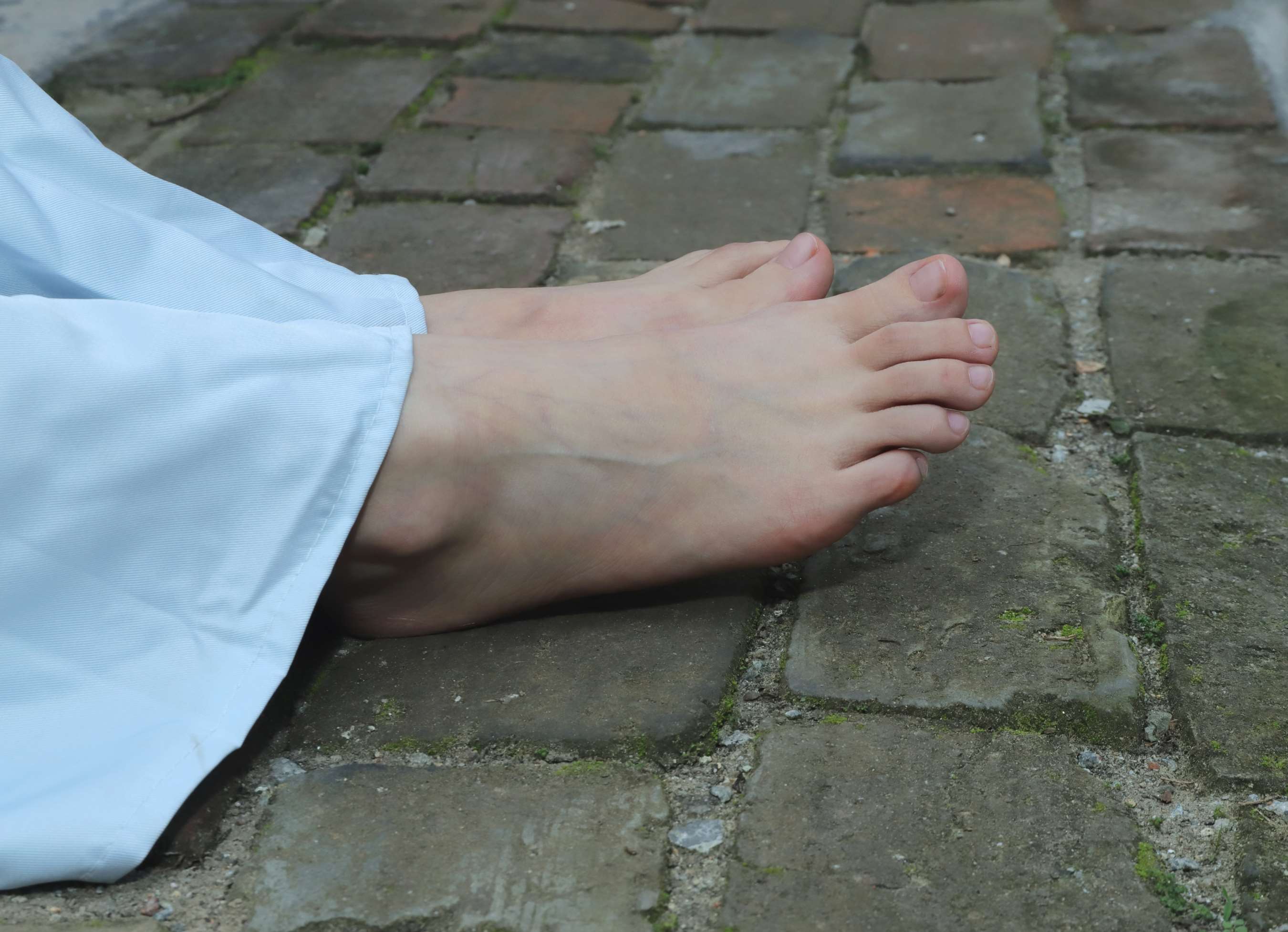 《邻班小芳学妹穿上汉服赤脚古镇行》作品图