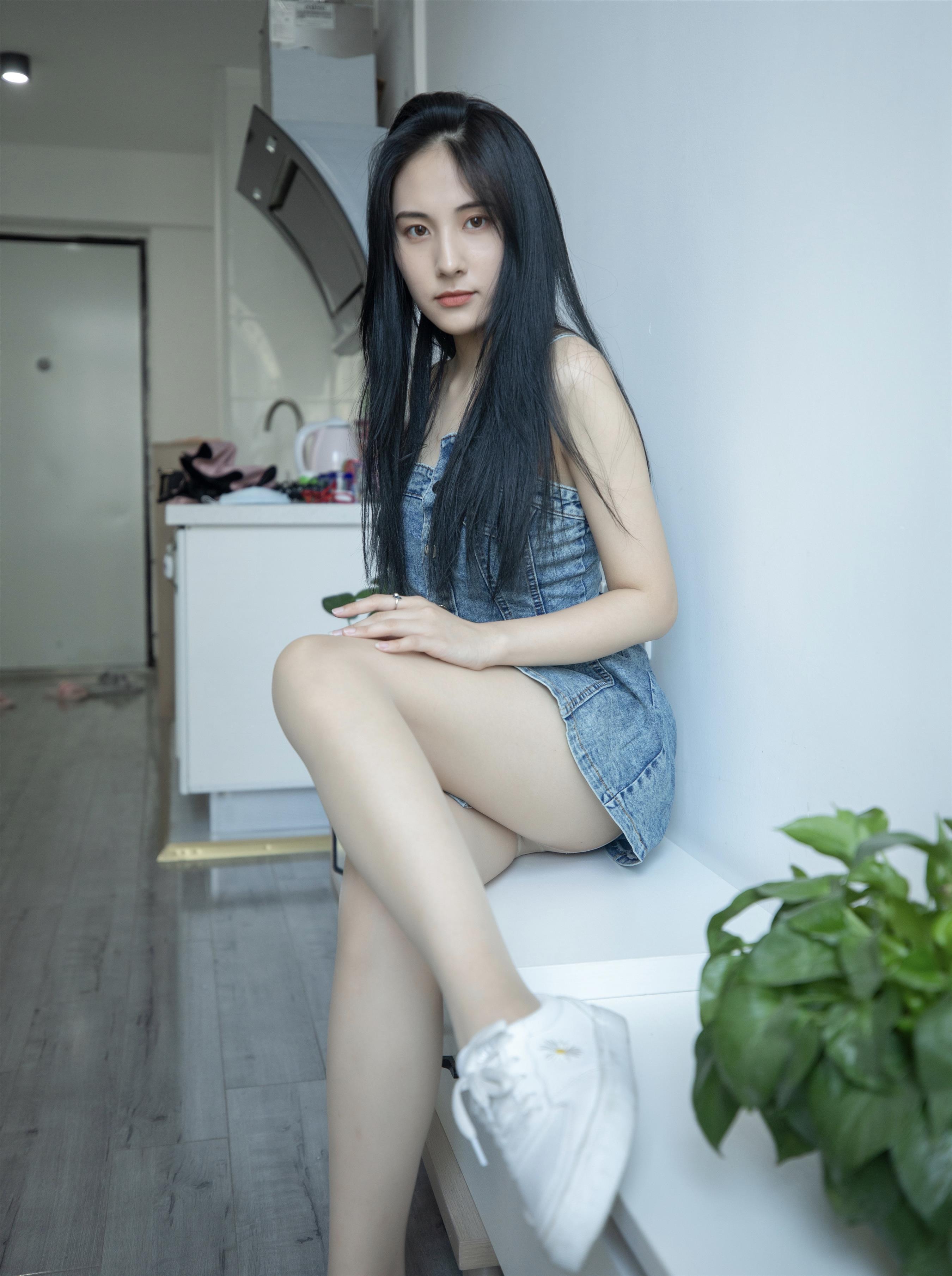 《牛仔裙の丝脚丫》作品图