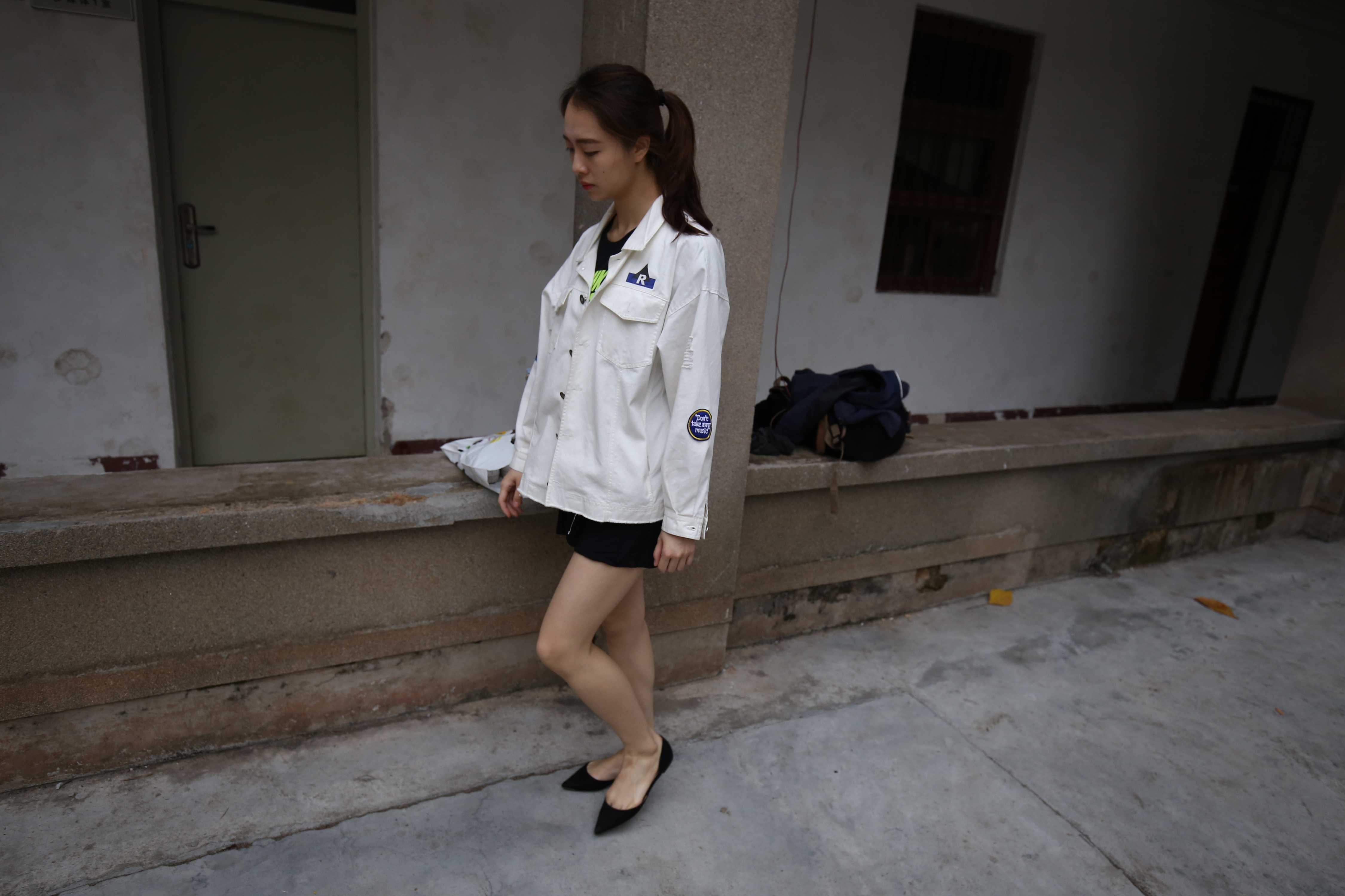 《高挑学姐赤足穿平跟鞋の船袜脚》作品图