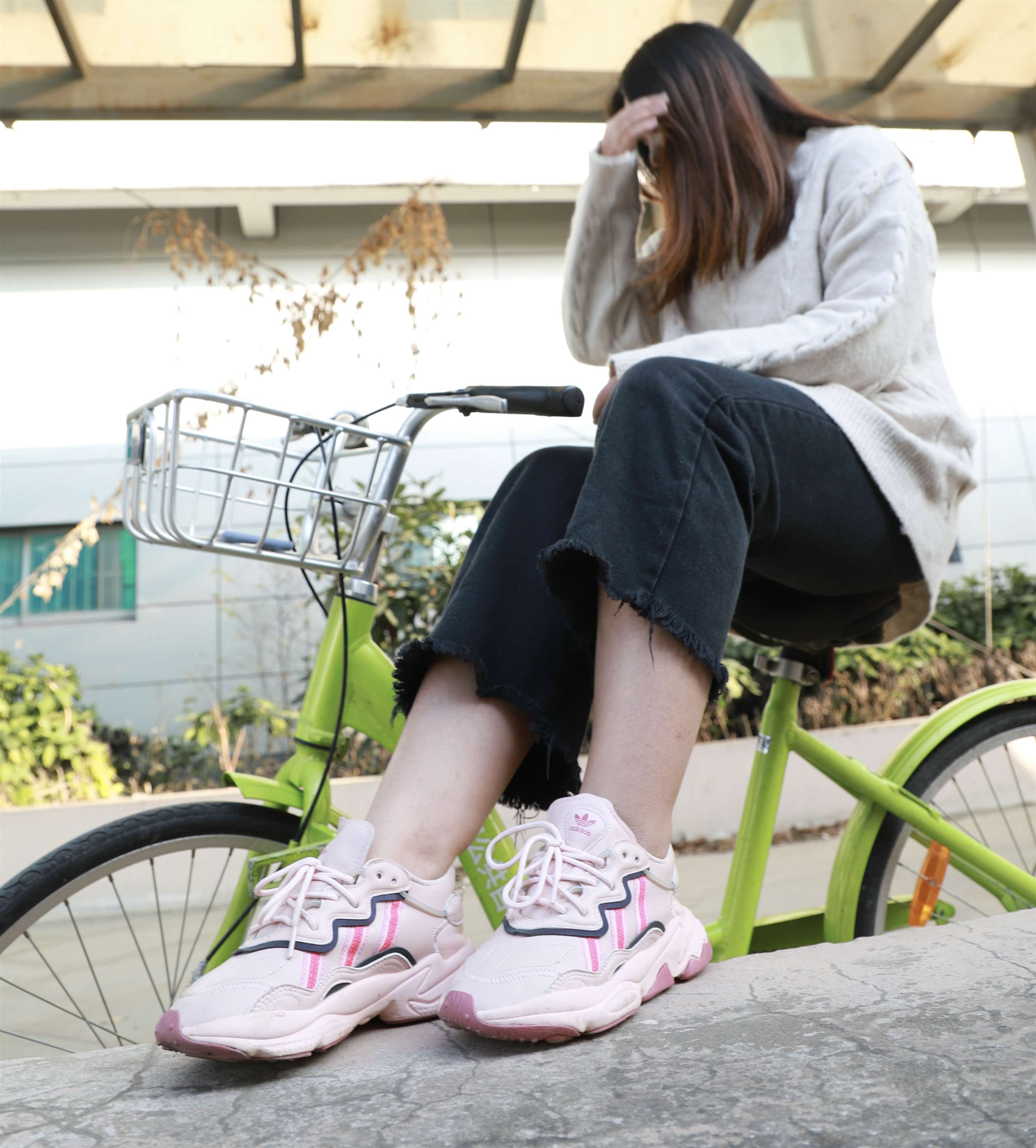 《共享单车上的船袜脚》作品图