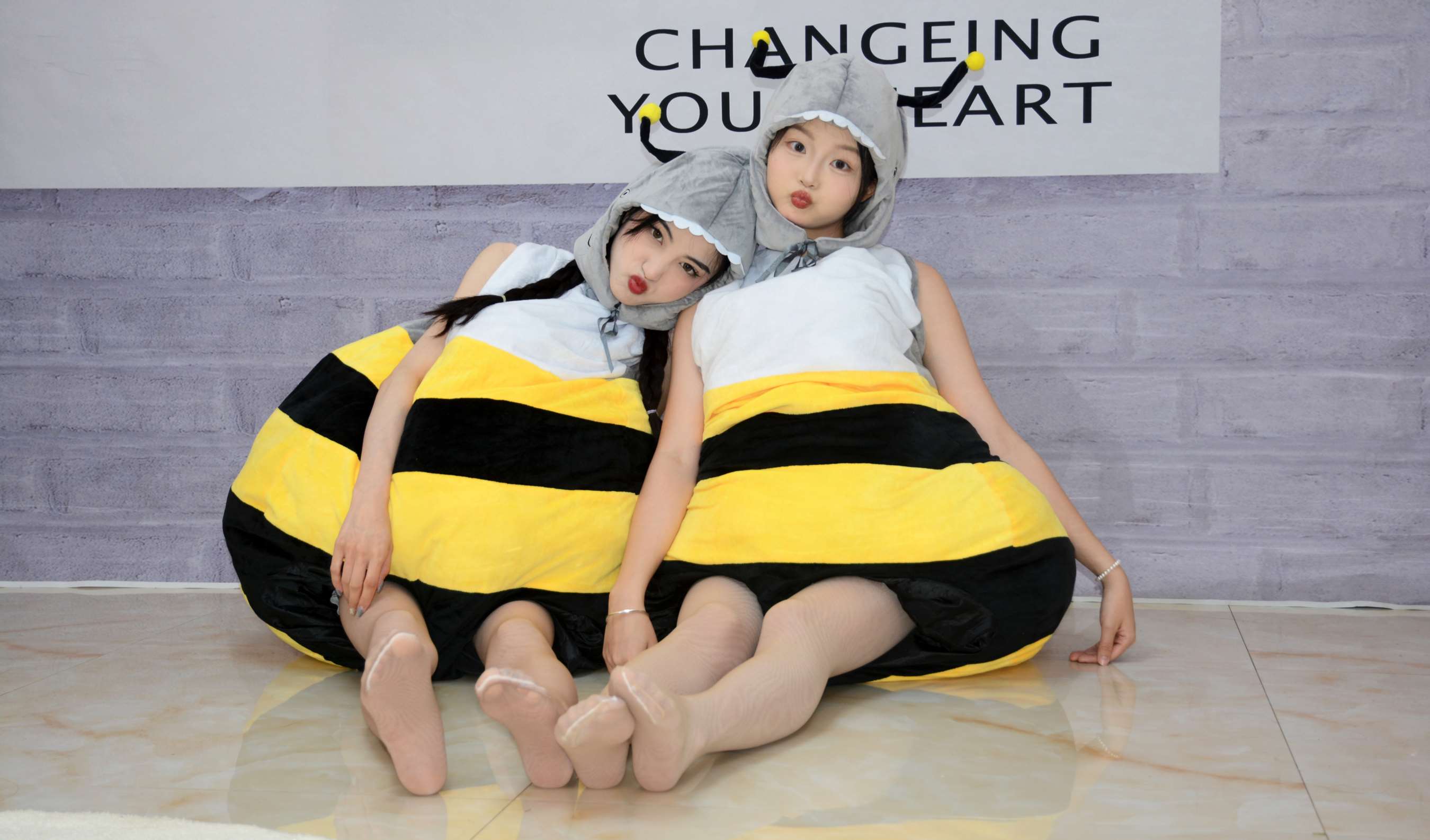 《柒柒、双双 两只小蜜蜂》作品图