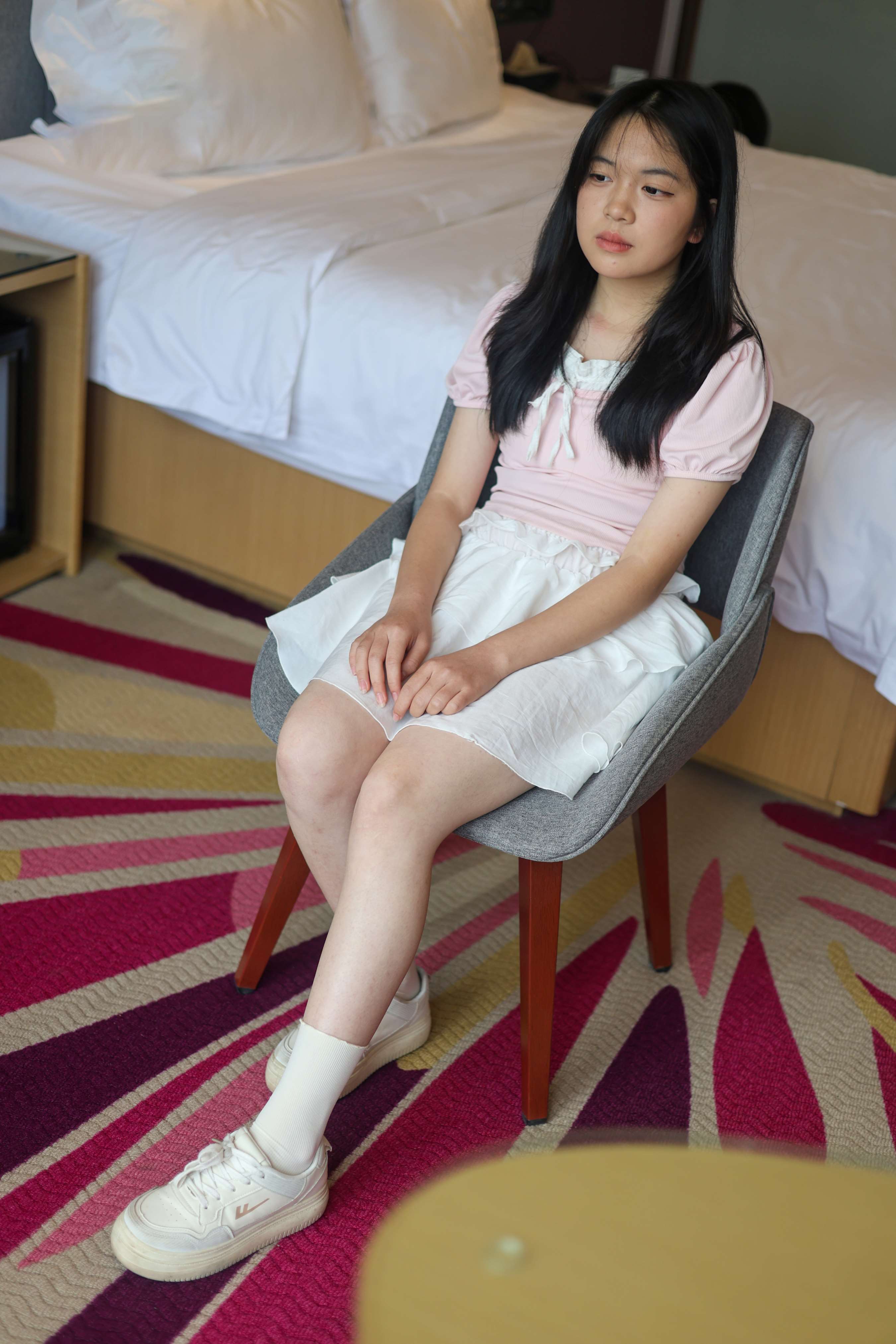 《少女回力鞋棉袜足》作品图