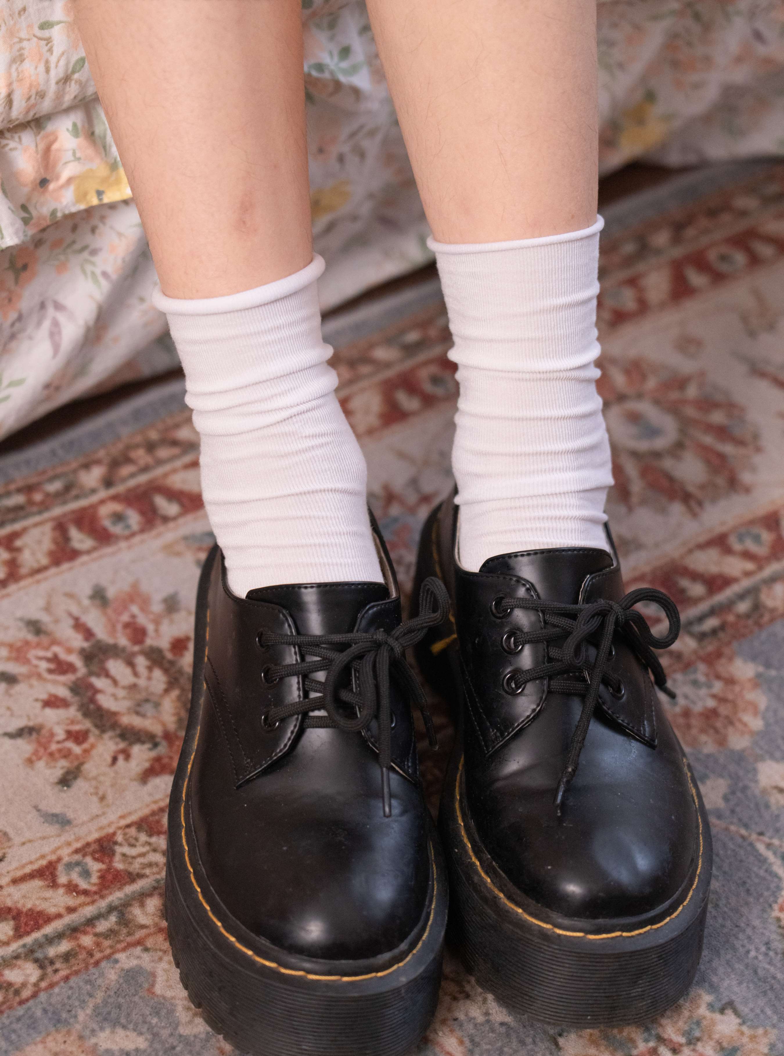 《艺艺-皮鞋白棉袜の裸足》作品图