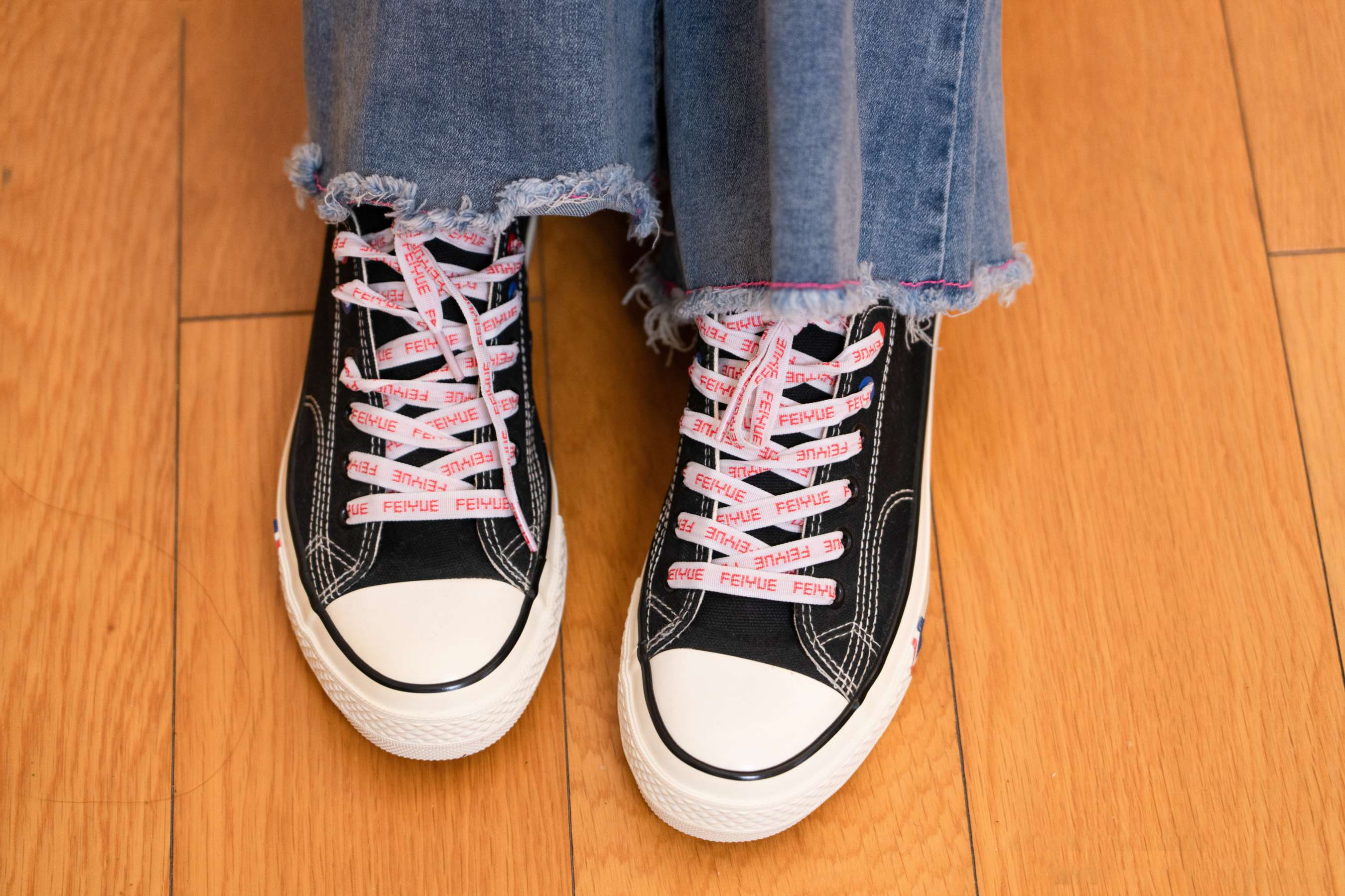 《齐齐-帆布鞋、裤里丝》作品图