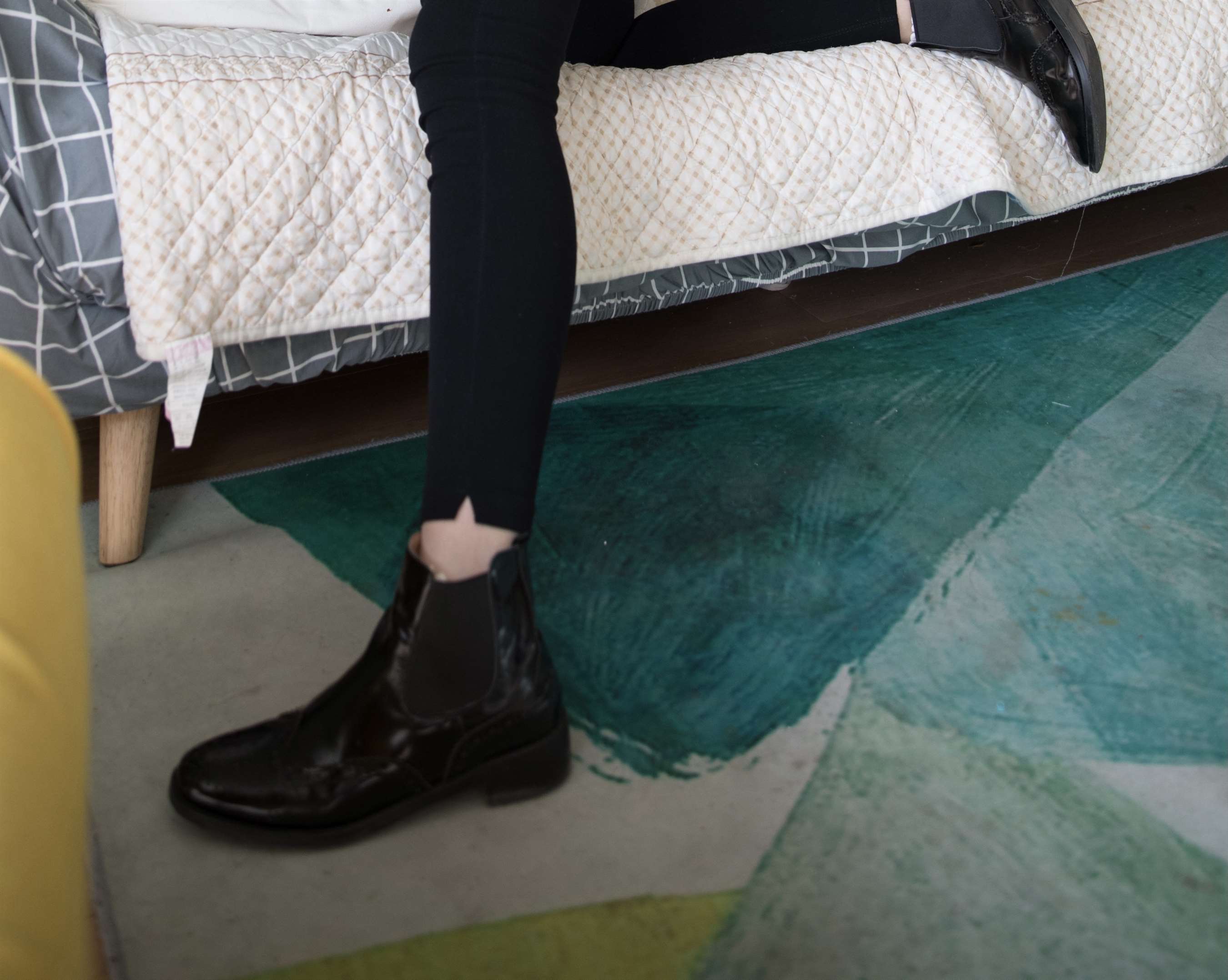 《眼镜妹的短靴棉袜脚【视频1个网盘下载】》作品图