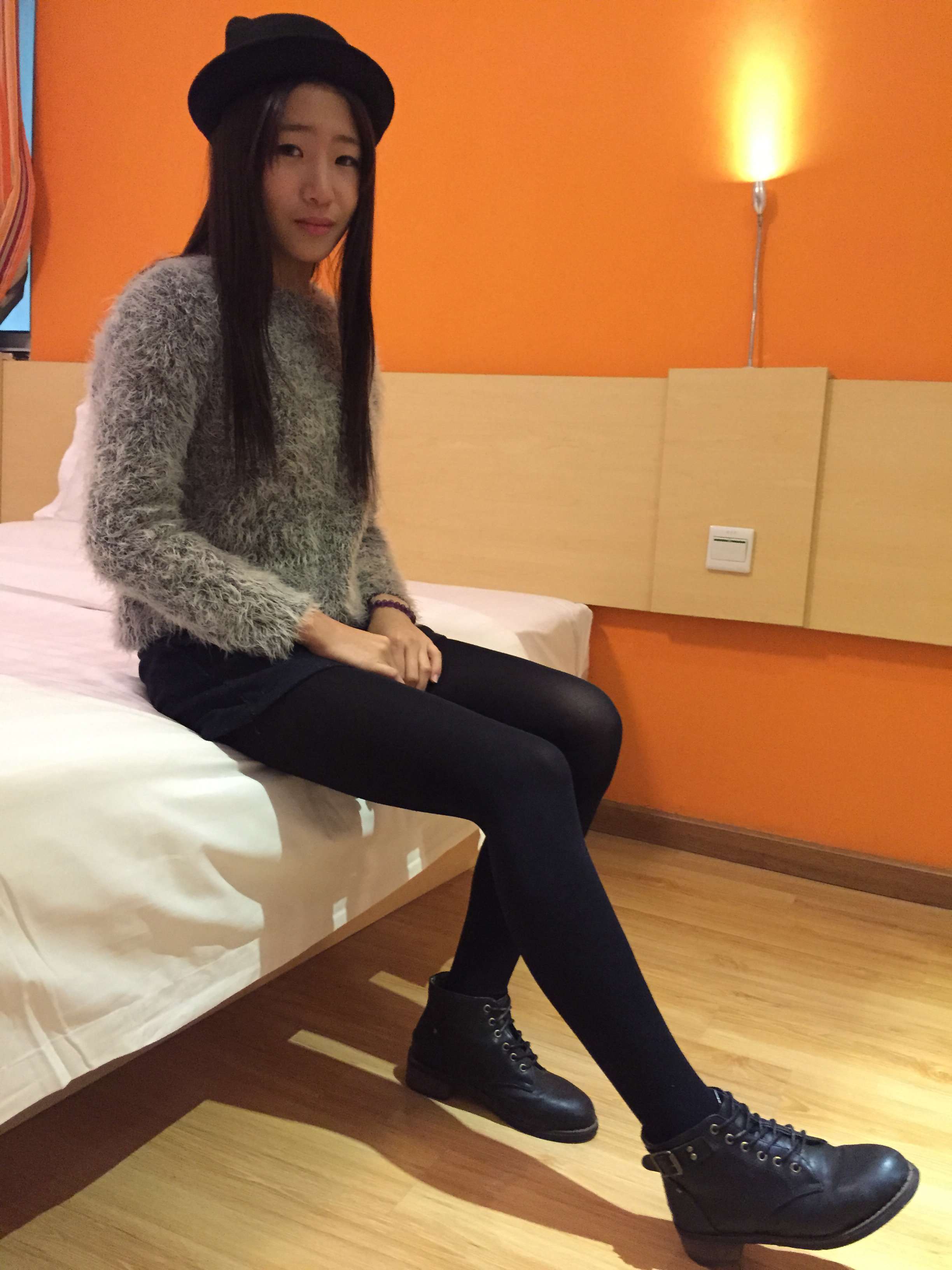 《开洞黑丝脚丫》作品图