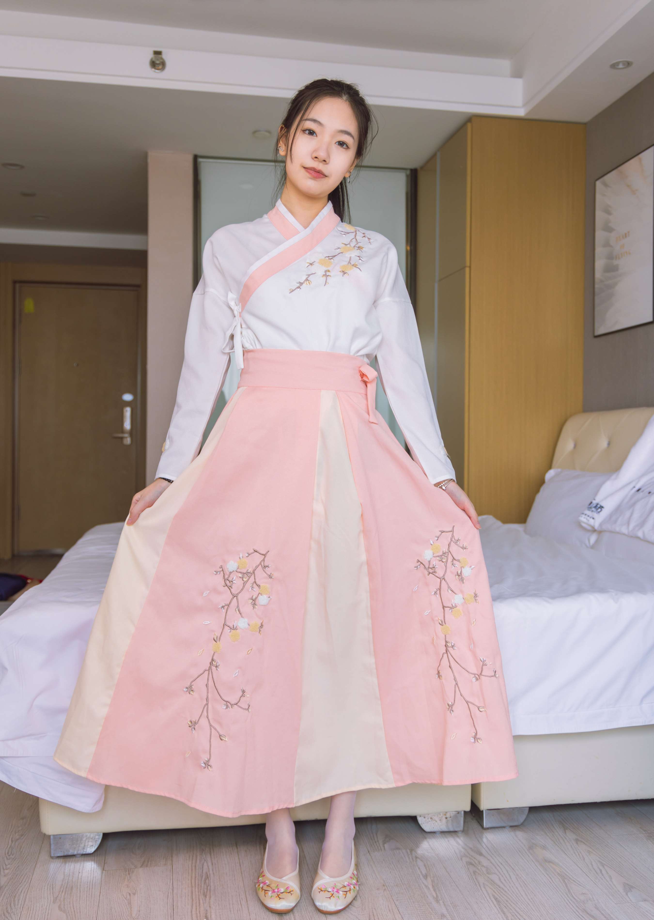 《小甜豆-古装布鞋白丝の裸足》作品图