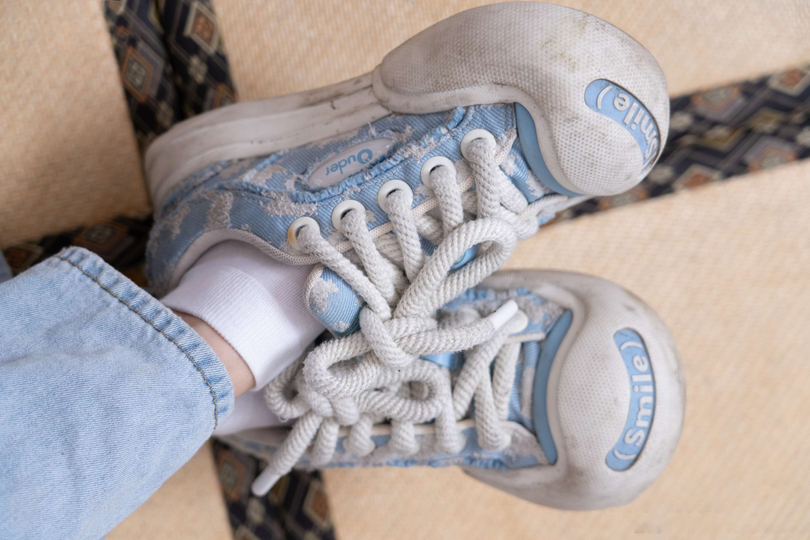 《雪梨-帆布鞋、白棉袜、裸足》作品图