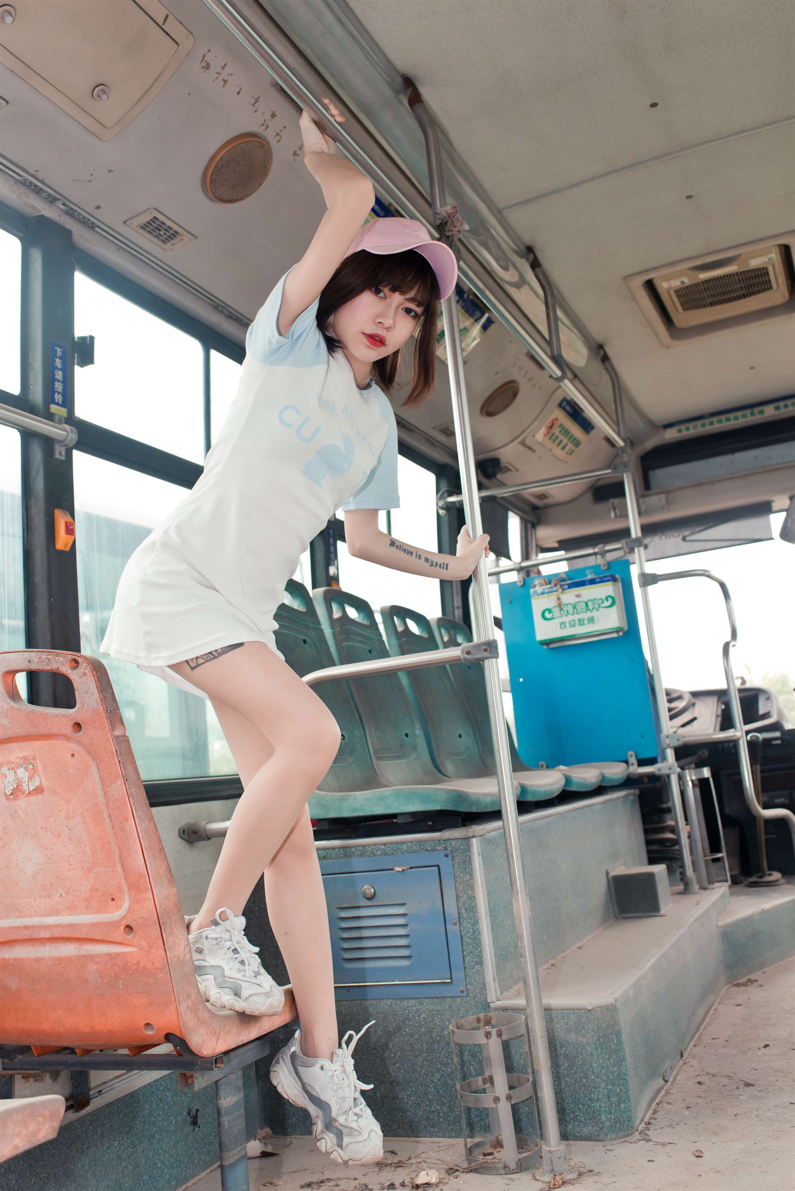 《废旧公交车上的丝足》作品图