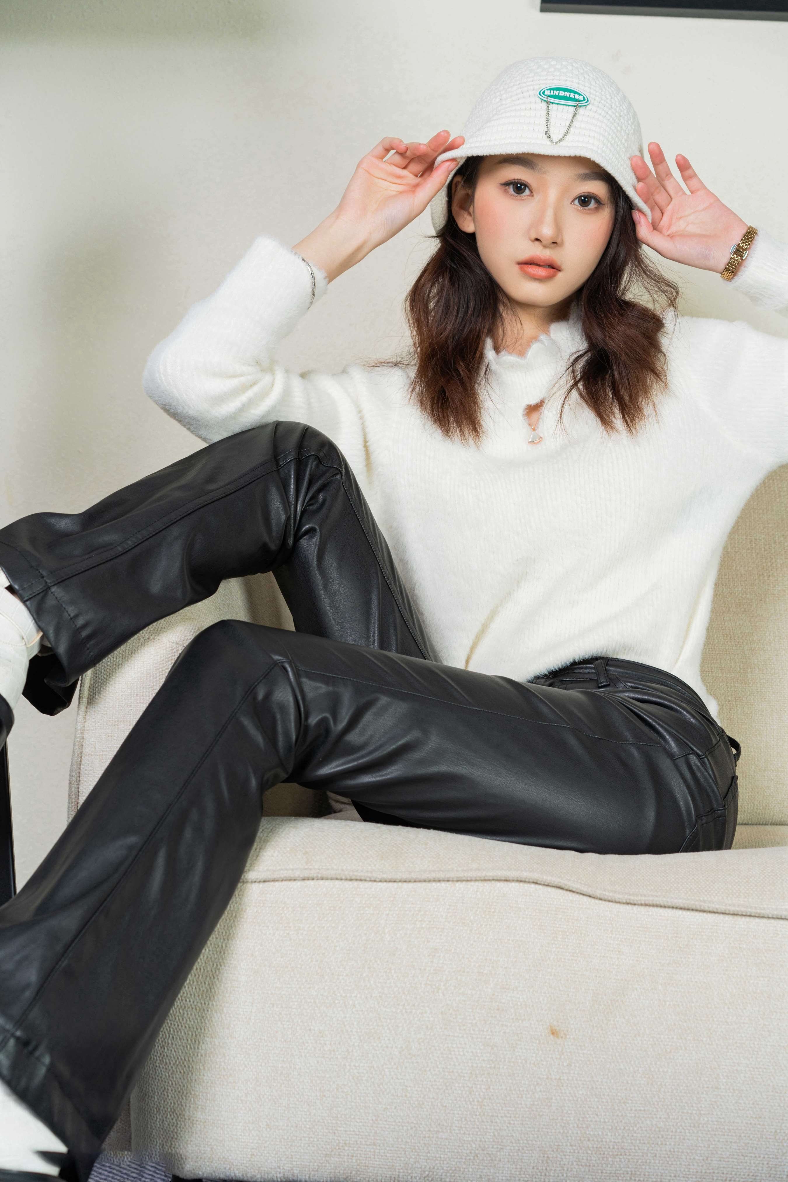 《张乐萱-雪白肌肤的模特脱下她的靴子》作品图