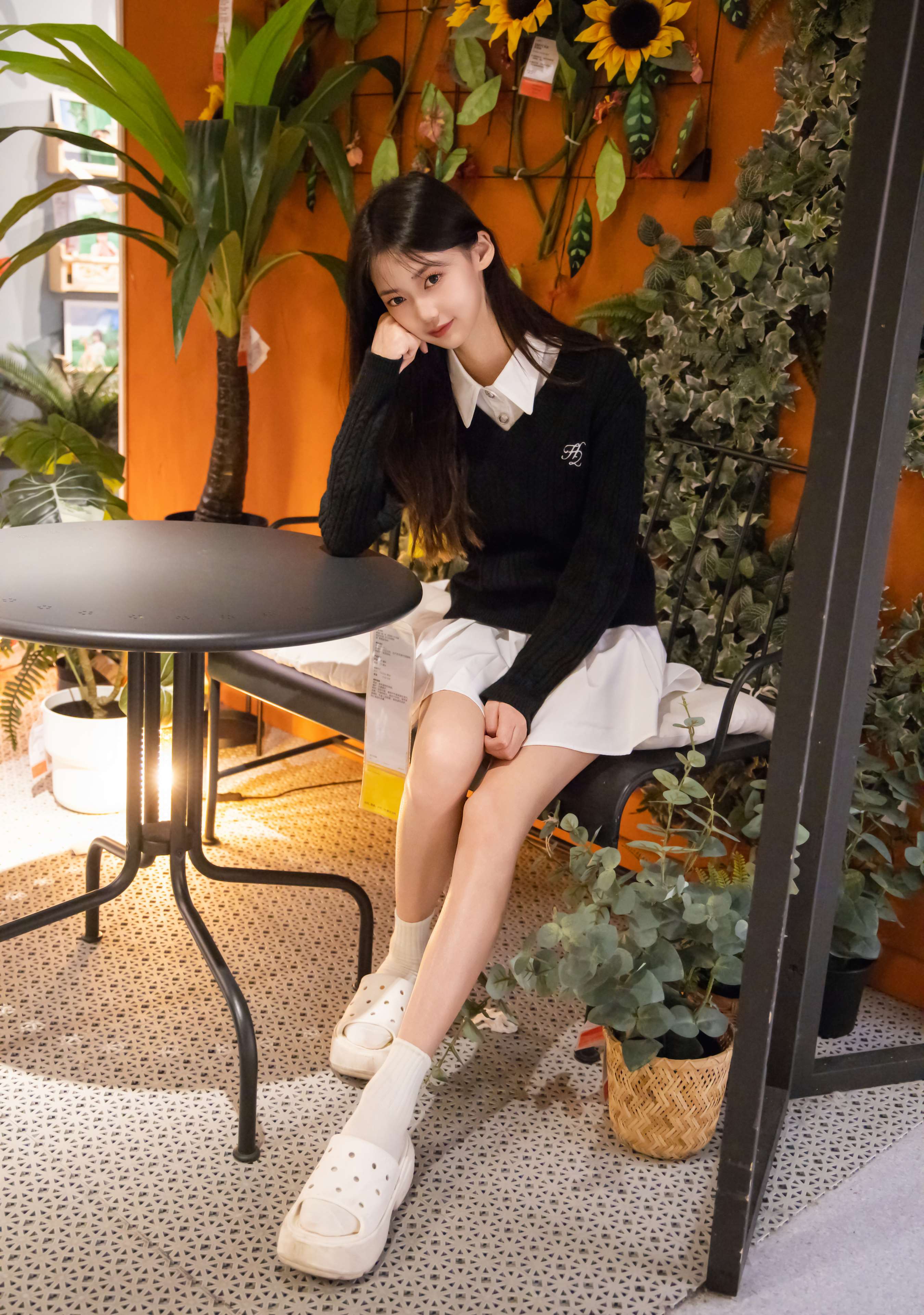 《鹿鹿 洞洞鞋白棉袜の裸足》作品图