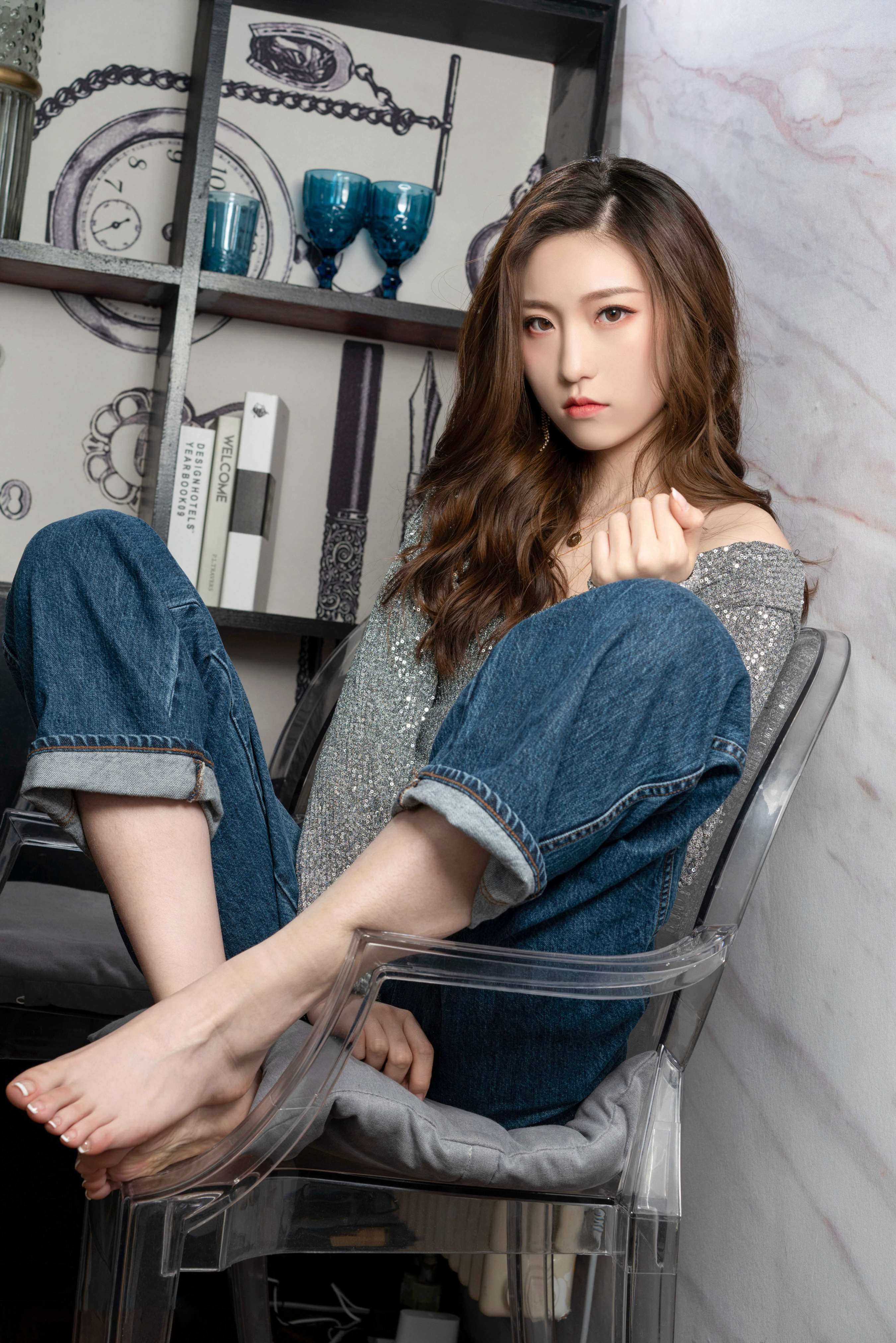 《李芊儿-餐桌上的法式美甲裸足》作品图