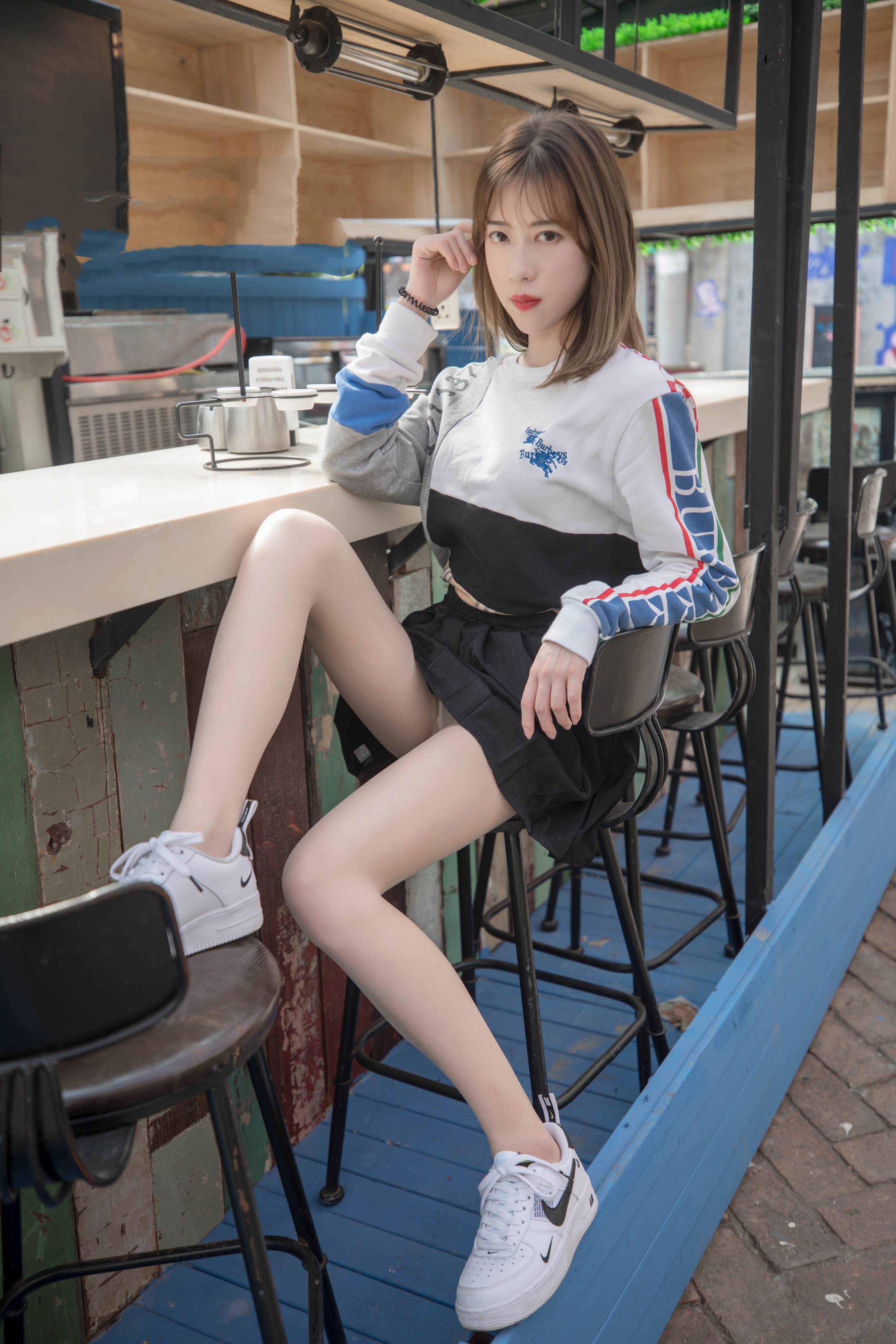 《街拍板鞋の丝脚丫【花絮1个网盘下载】》作品图