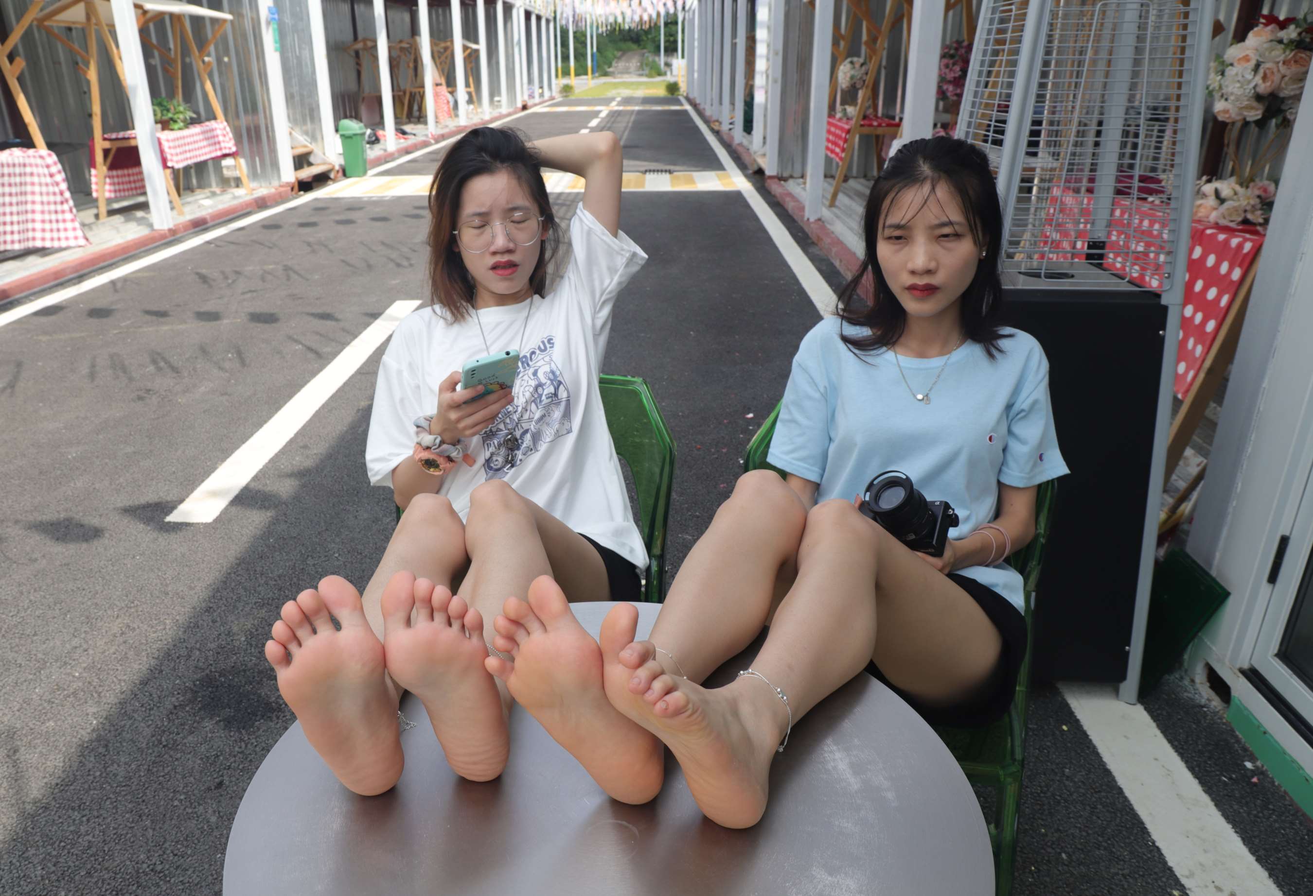 《姐妹花展示脚丫（2）》作品图