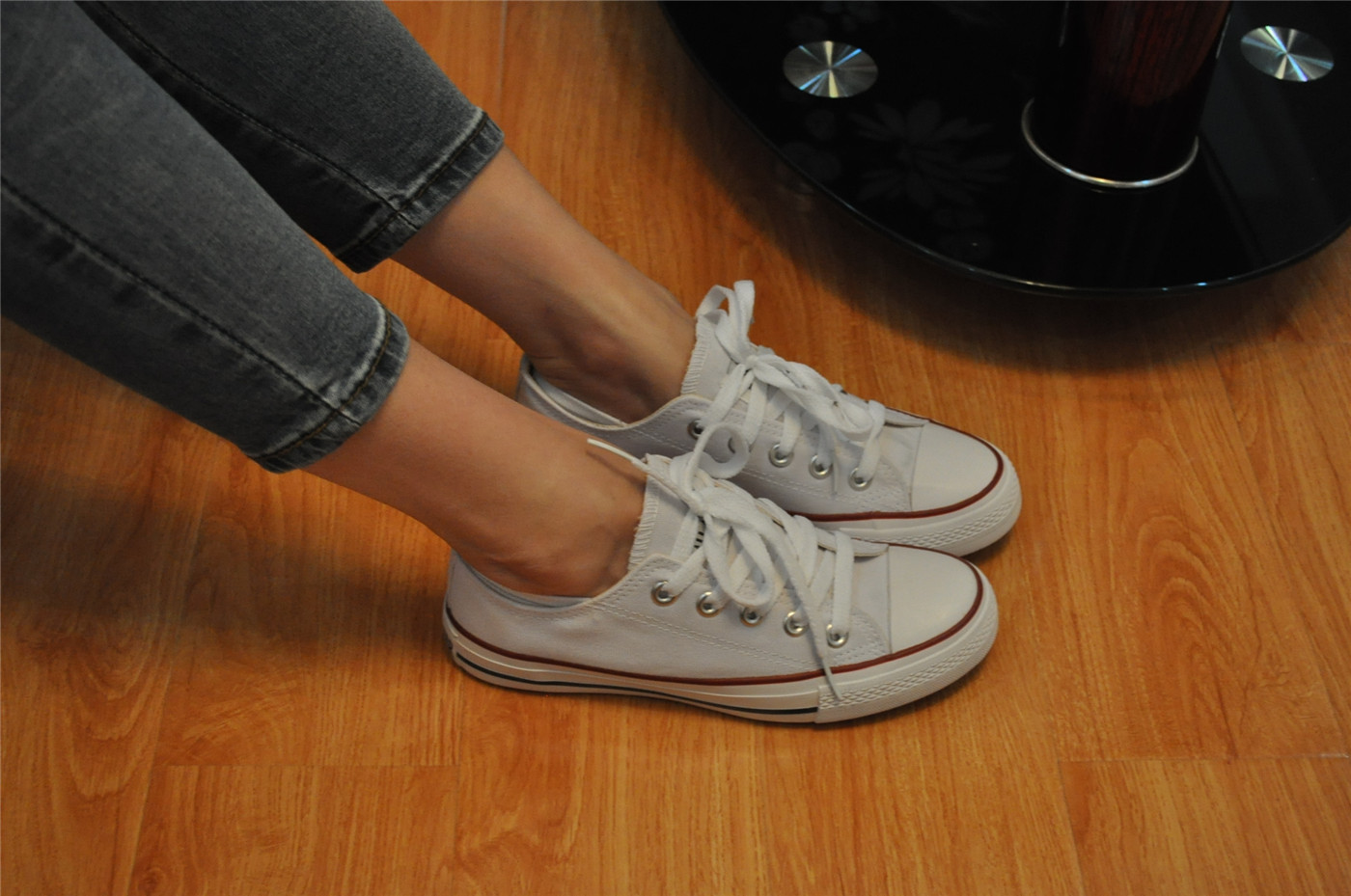 《大二学妹帆布鞋の白船袜脚》作品图