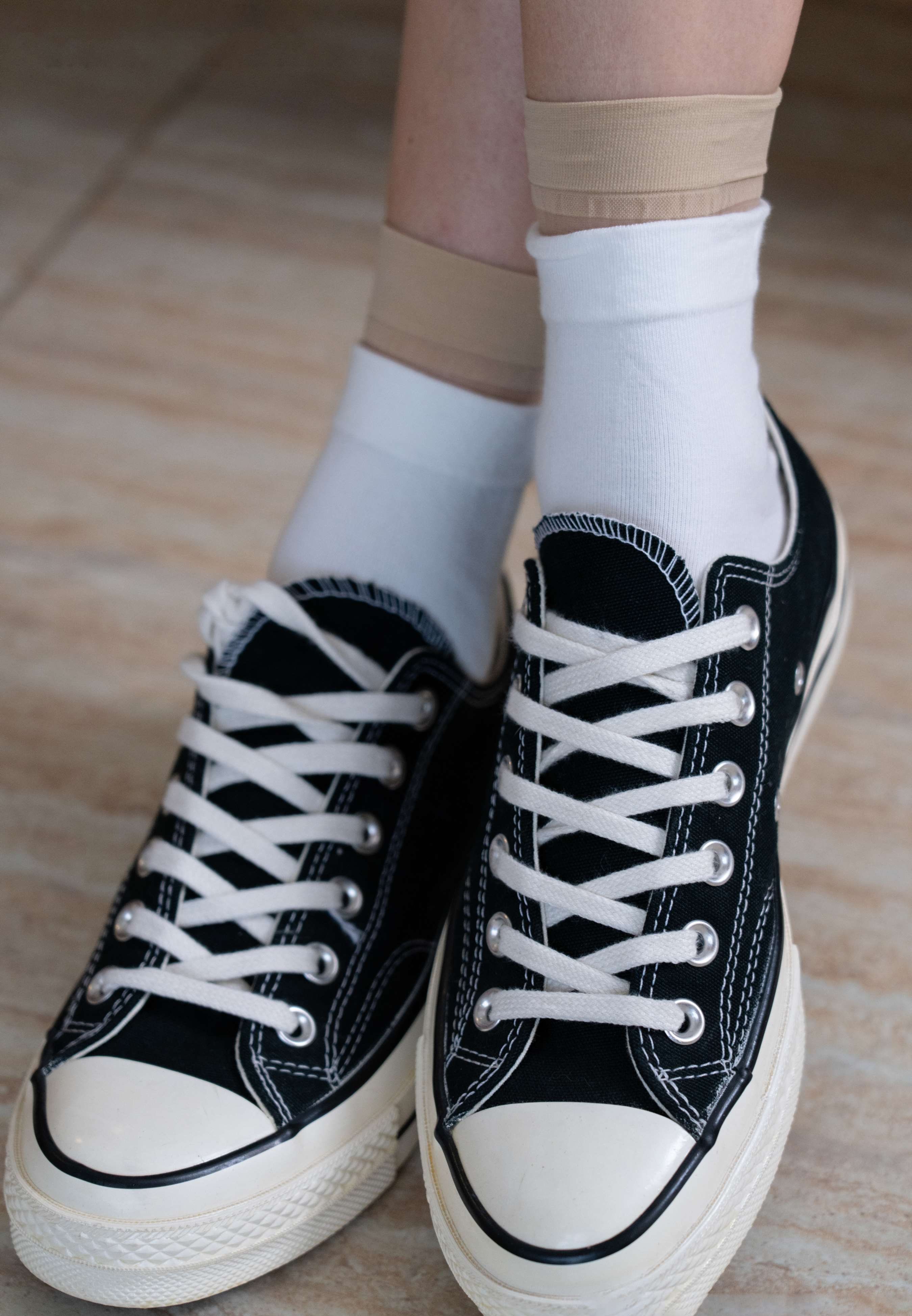 《澜澜-帆布鞋、皮鞋、短肉丝、白棉袜、裸足 》作品图