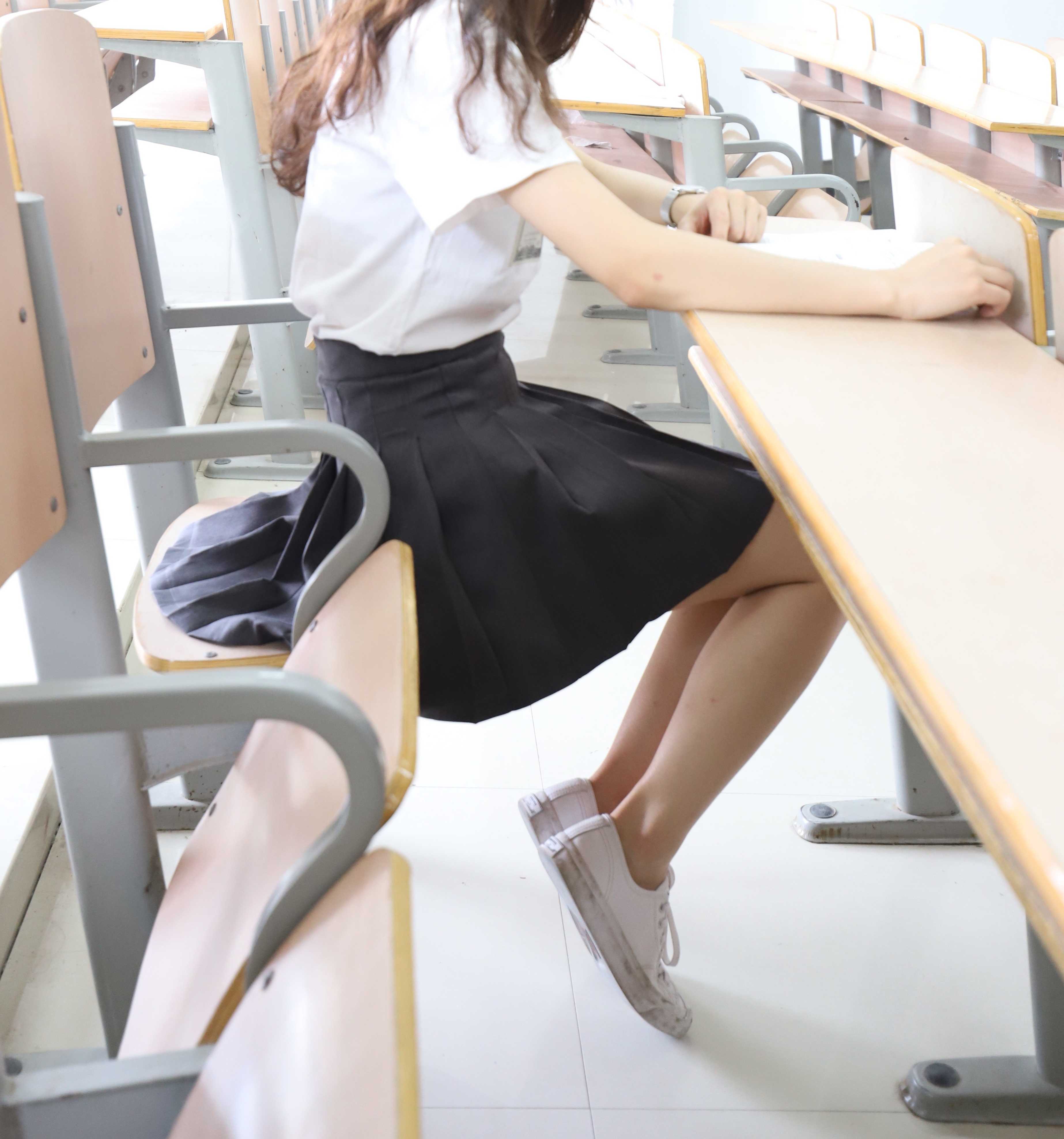 《阶梯教室帆布鞋の船袜脚丫》作品图