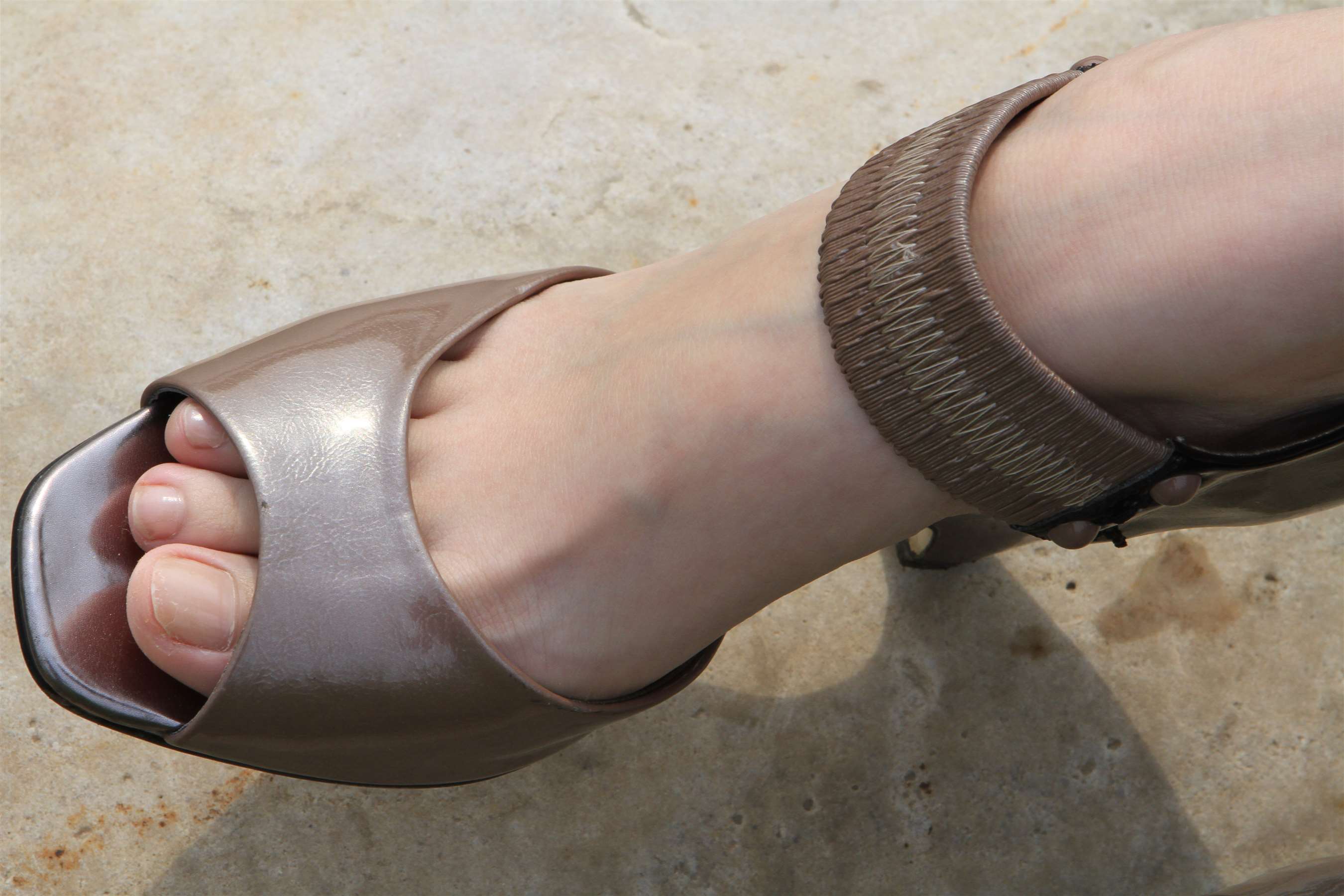 《湖边高跟裸足》作品图