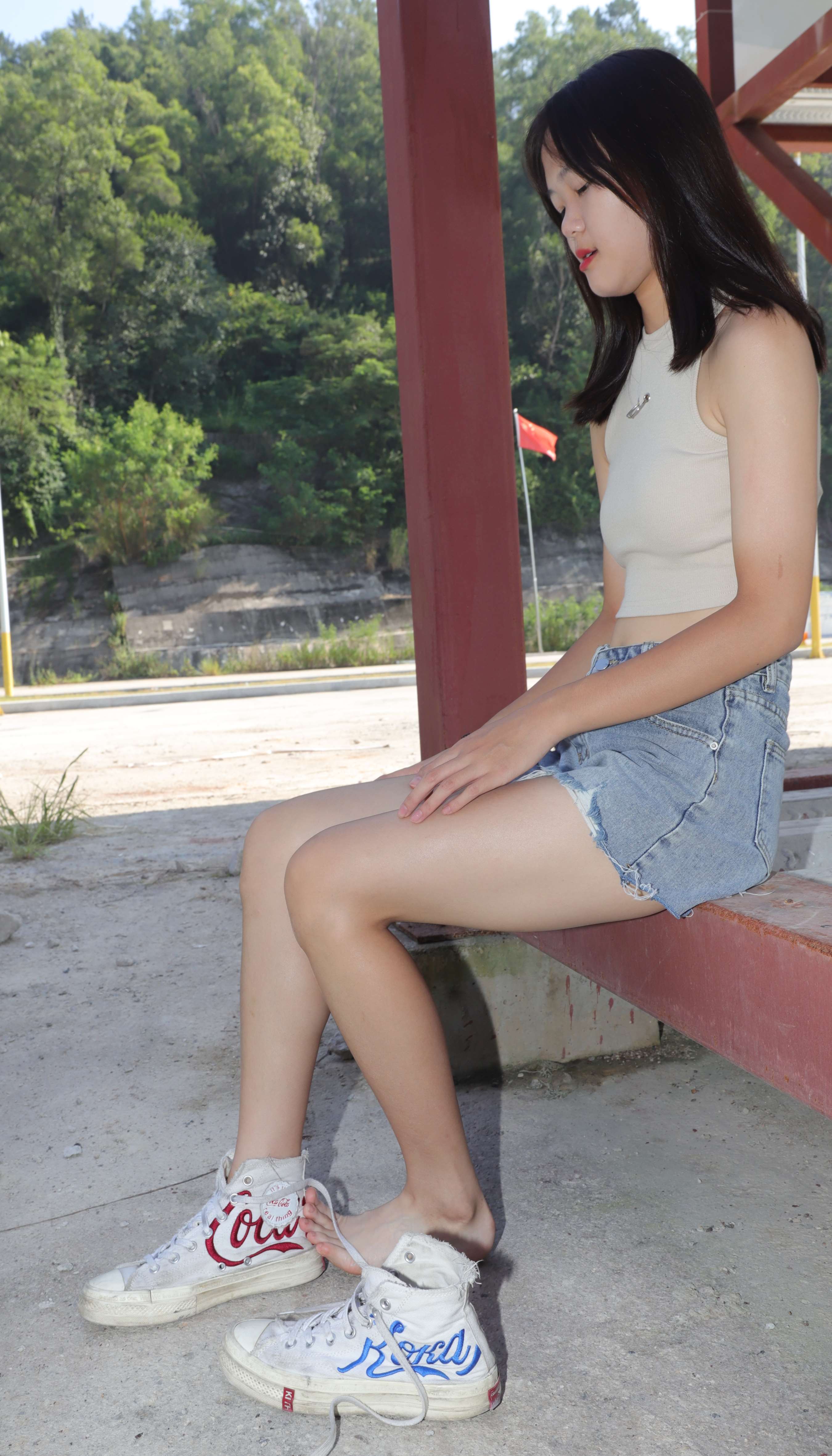 《思思小师妹赤脚踩脏脚底给你看》作品图