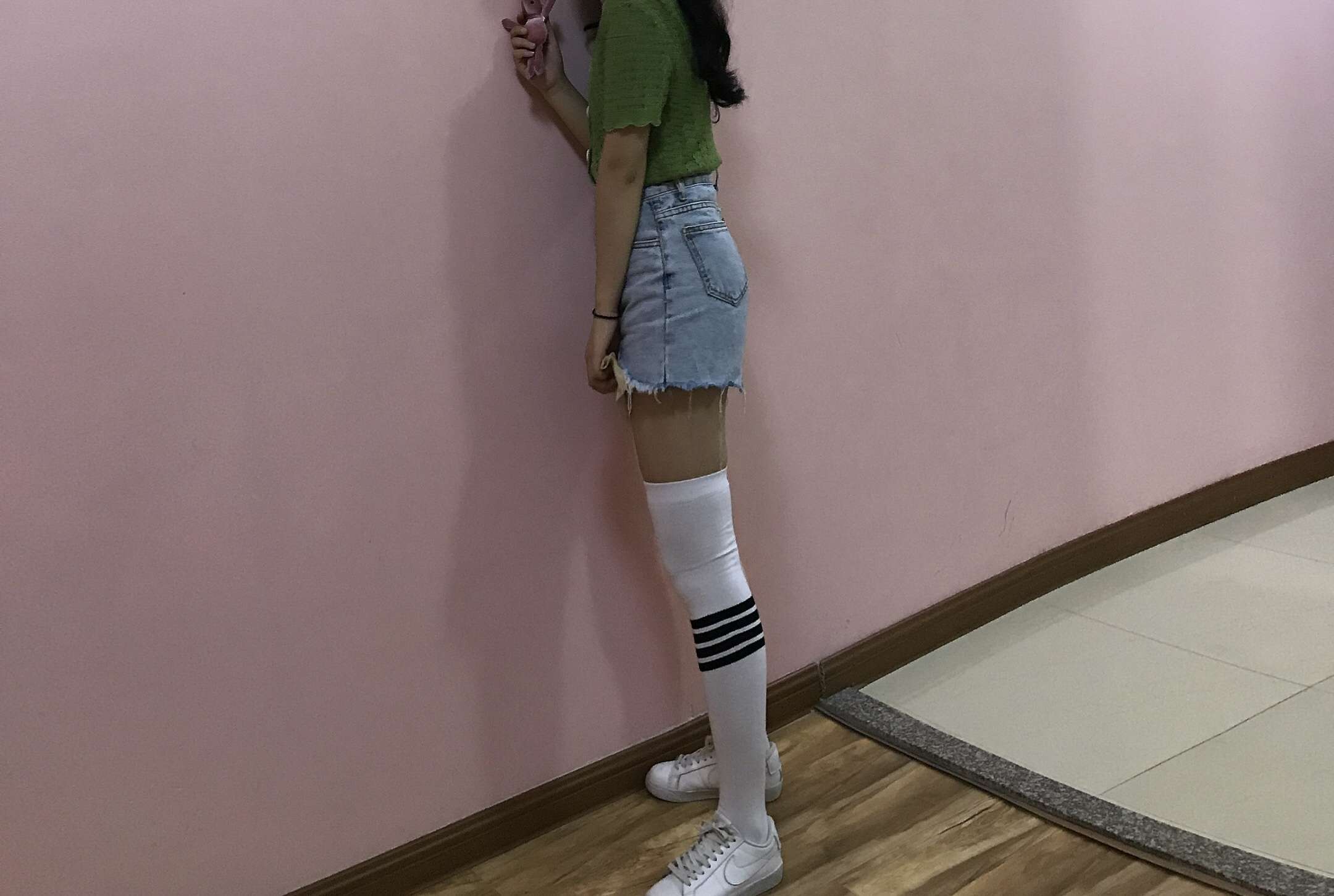 《热裤板鞋长白丝袜脚丫+2个视频》作品图