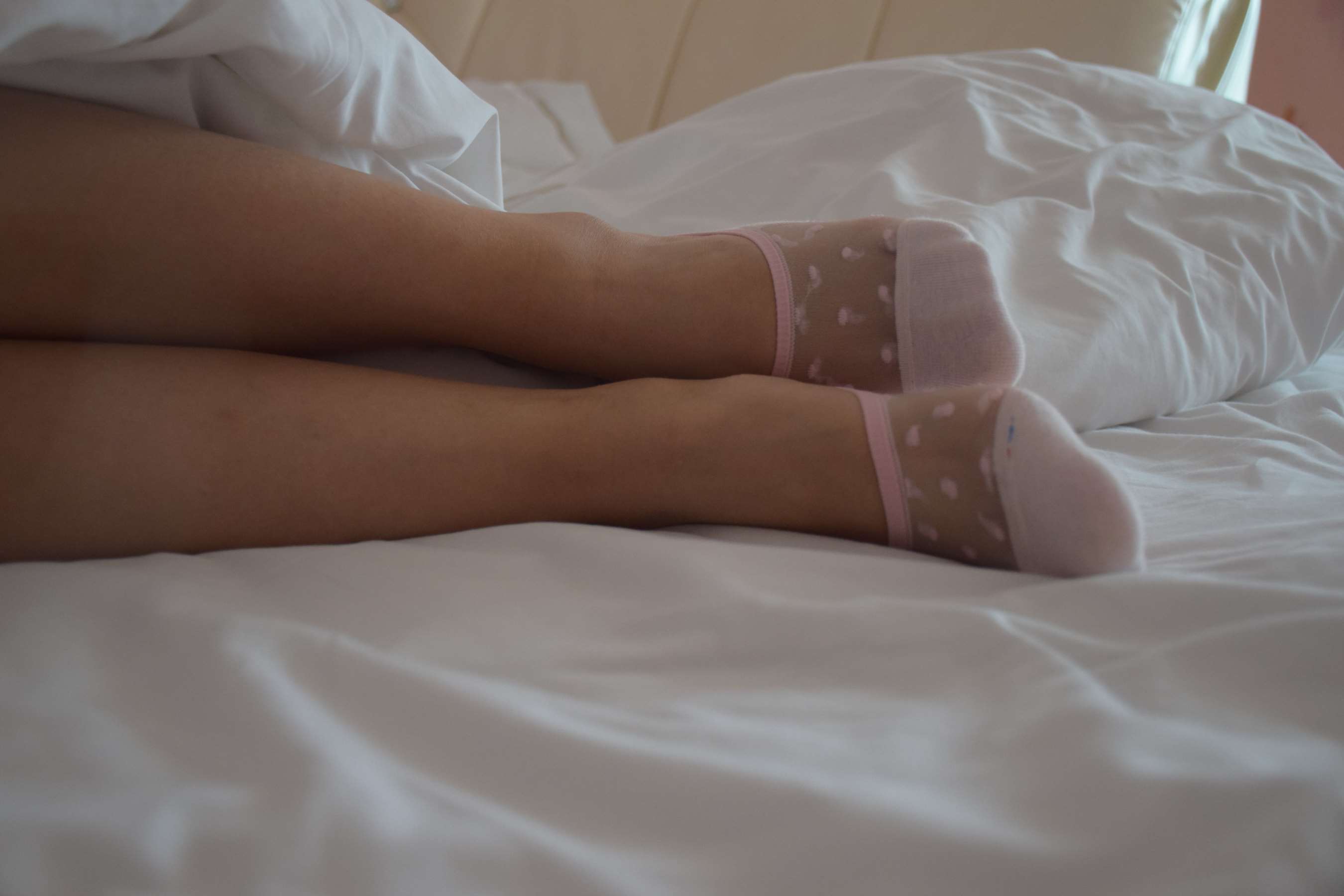 《穿冰丝船袜睡着的妹子》作品图