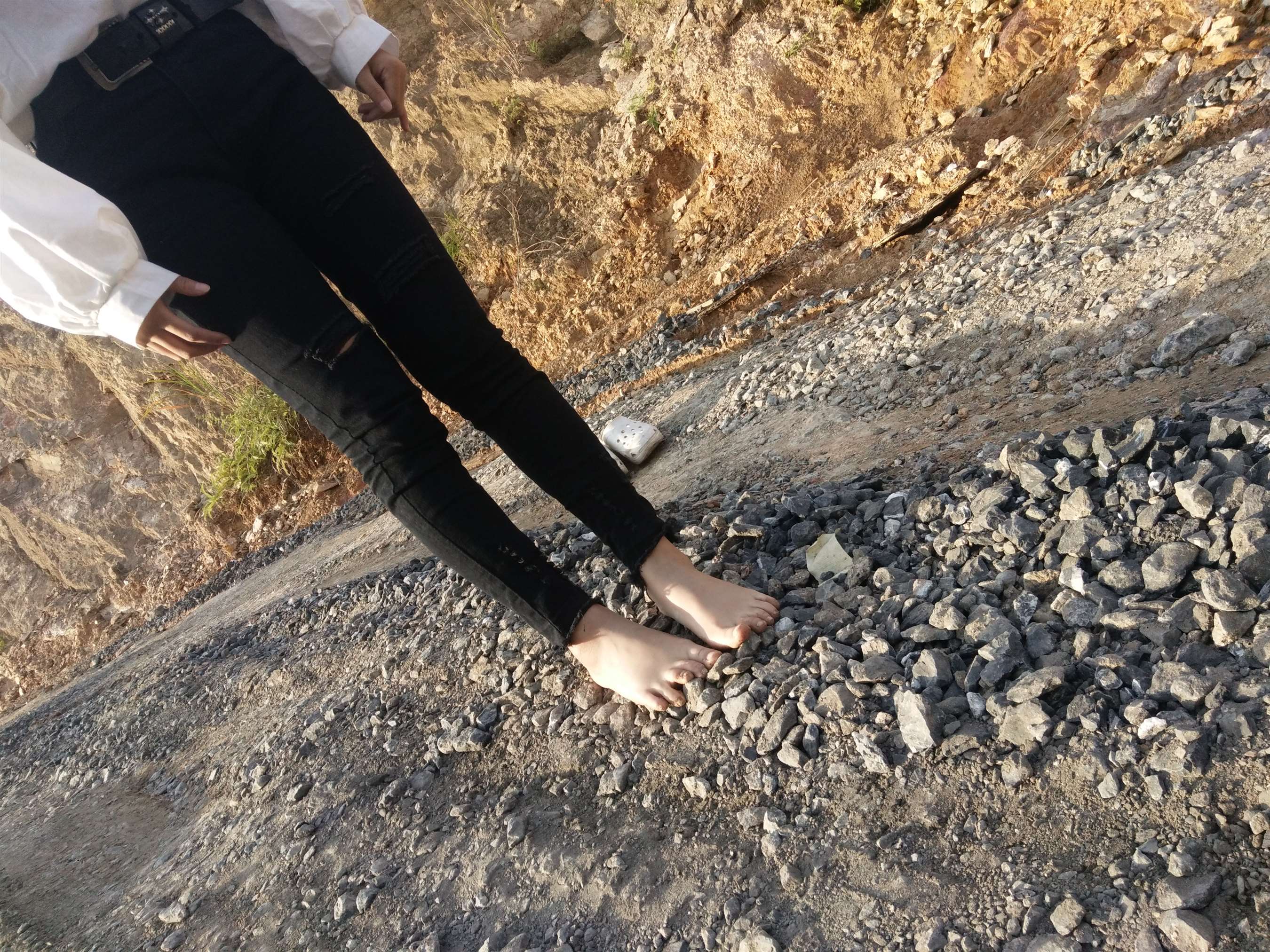 《粉鞋姑娘踩黑泥石子【套图+视频12个】》作品图