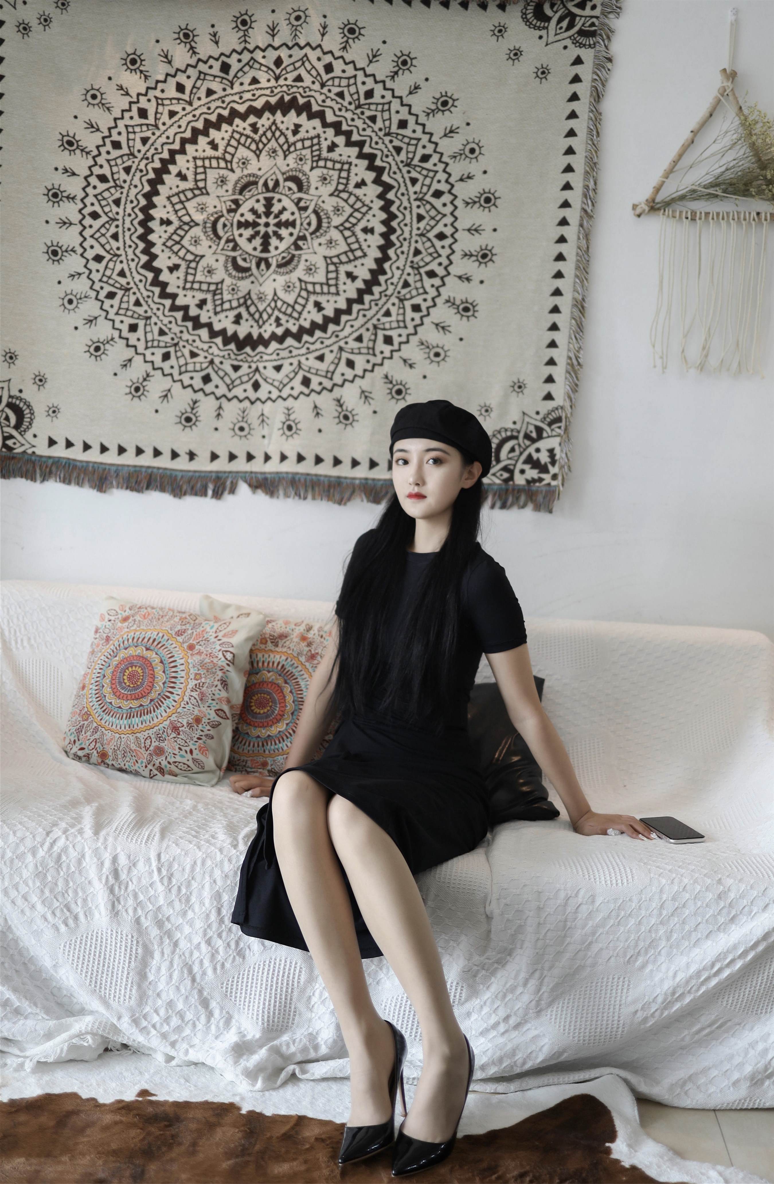 《黑裙の高跟丝袜脚》作品图