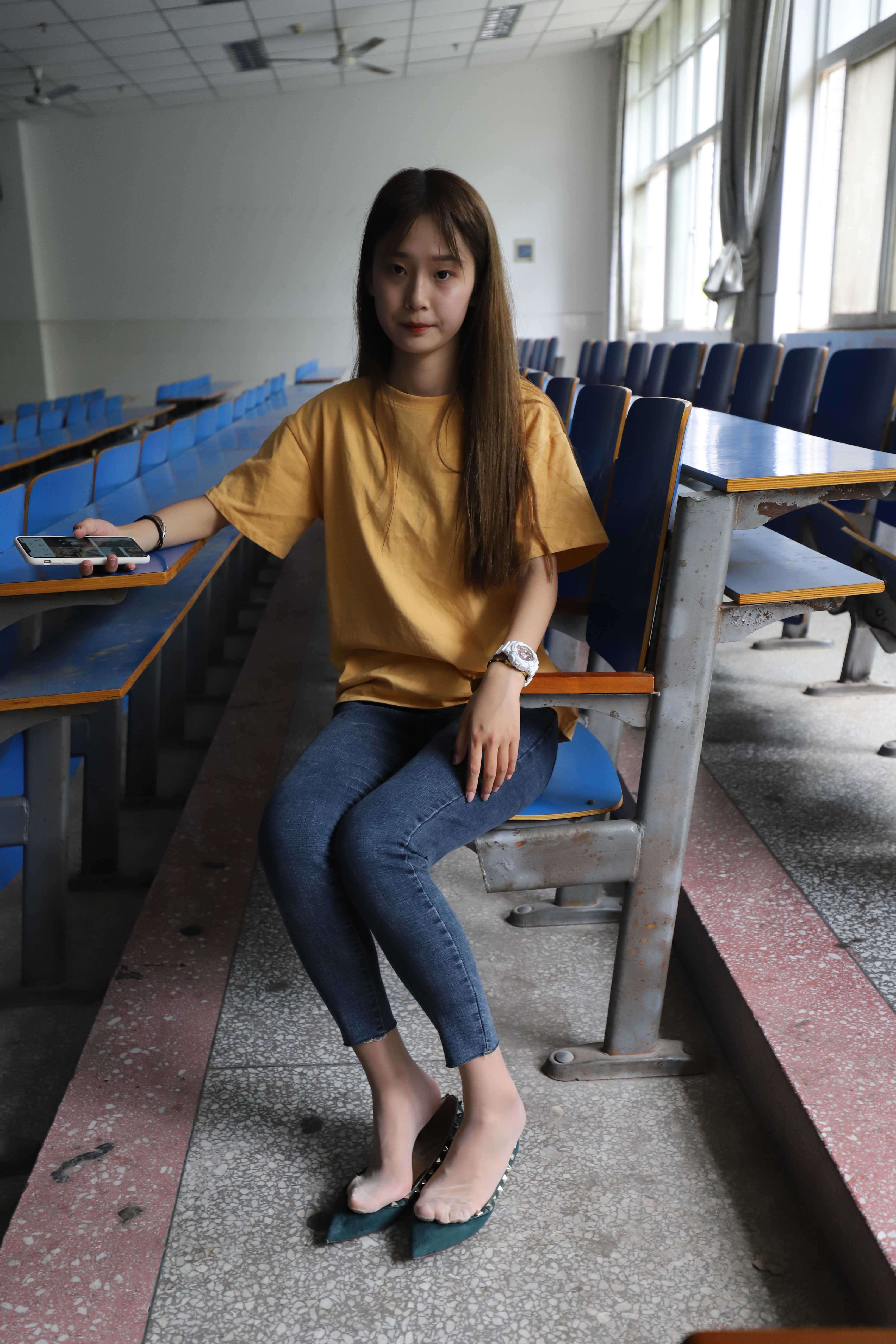 《学妹裤里丝脚丫》作品图