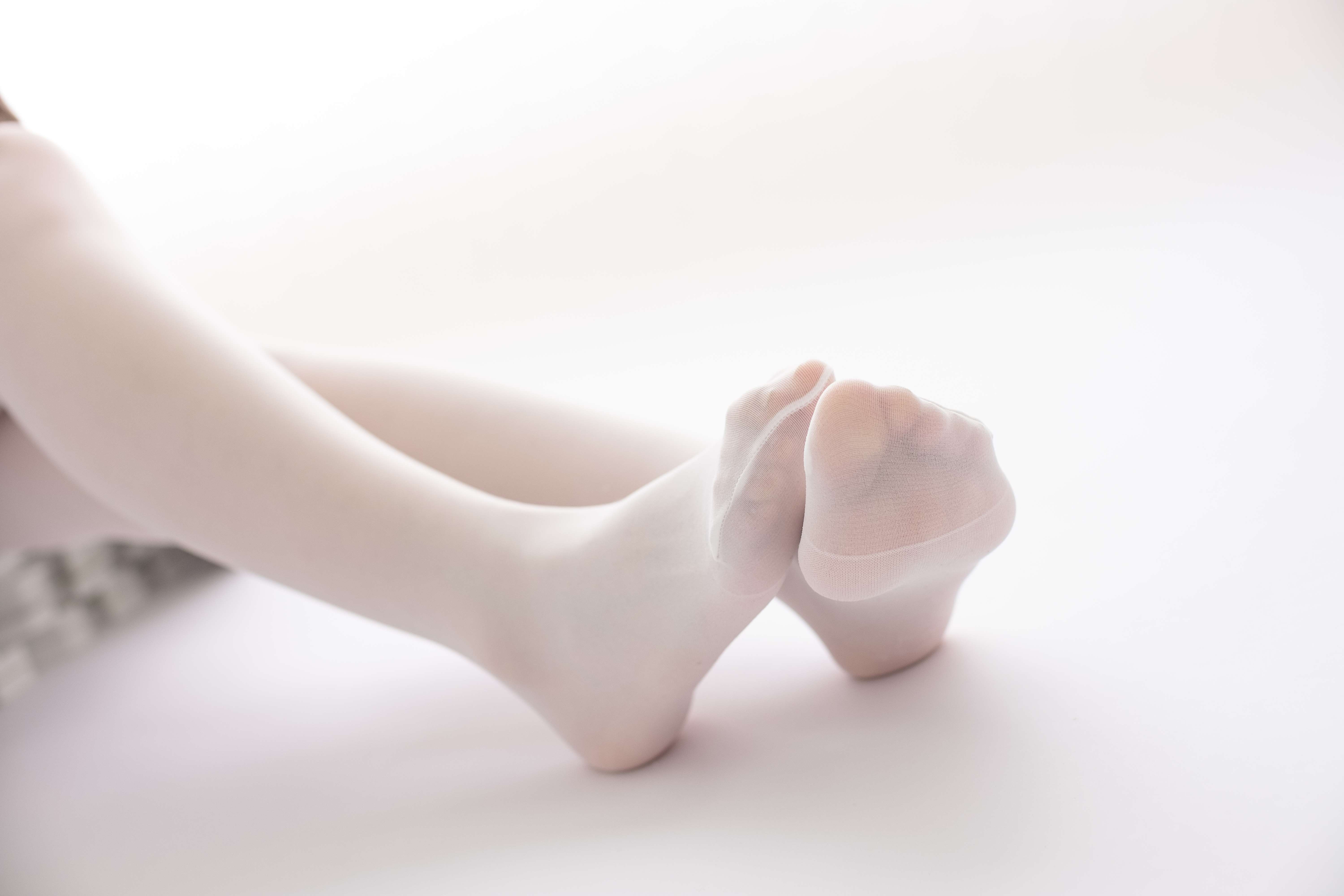 《小姐姐白丝袜脚丫+视频1个》作品图