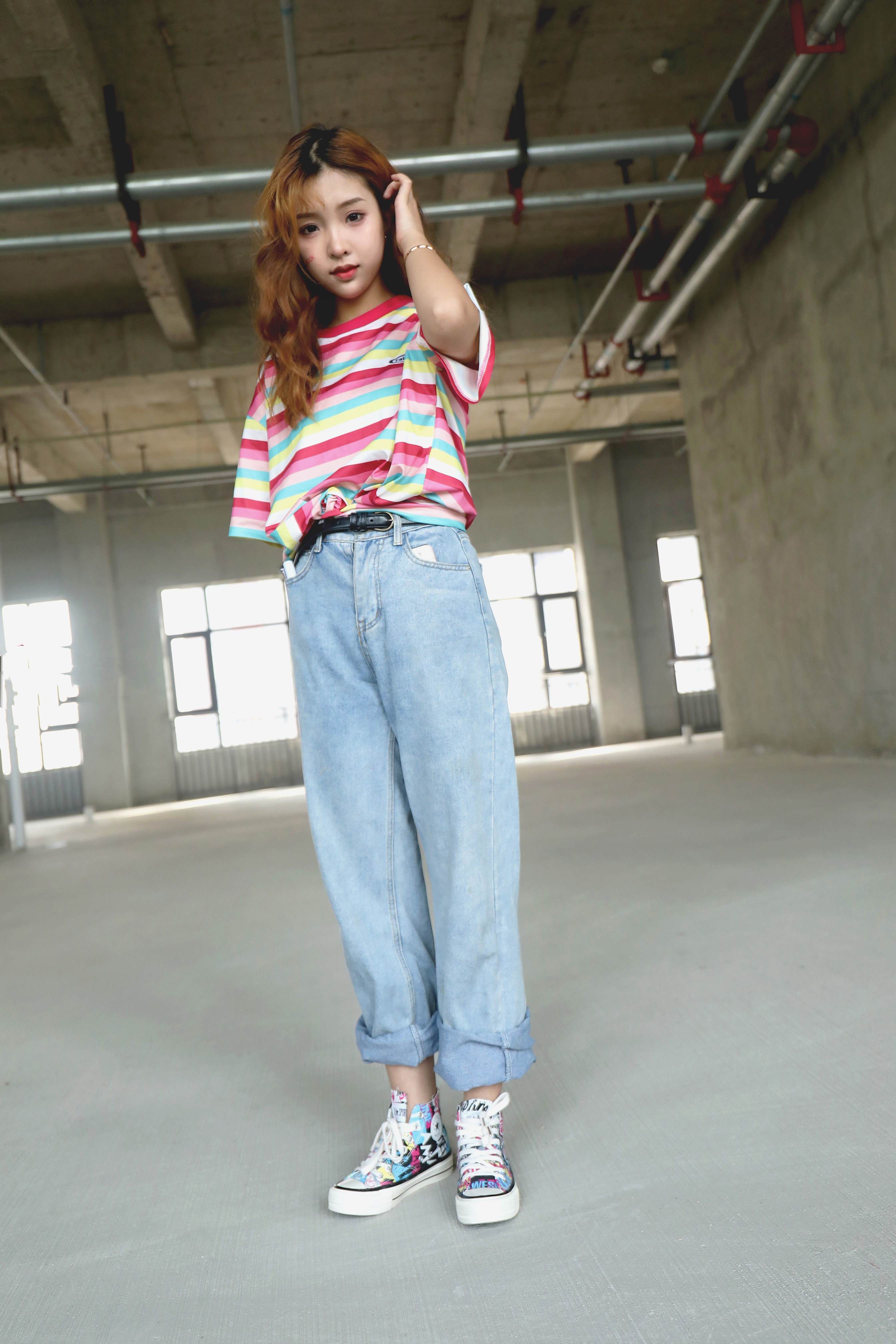 《毛坯房里的帆布鞋の船袜脚》作品图