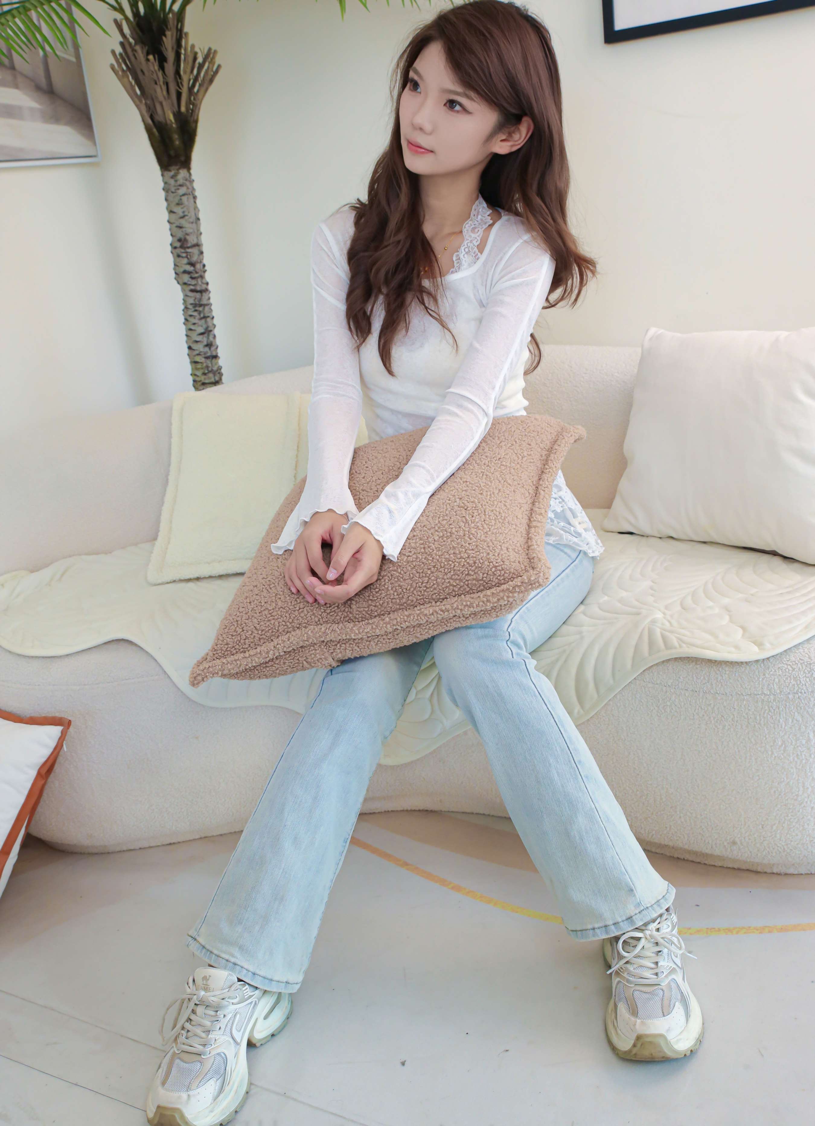 《牛仔少女棉袜、裸足》作品图