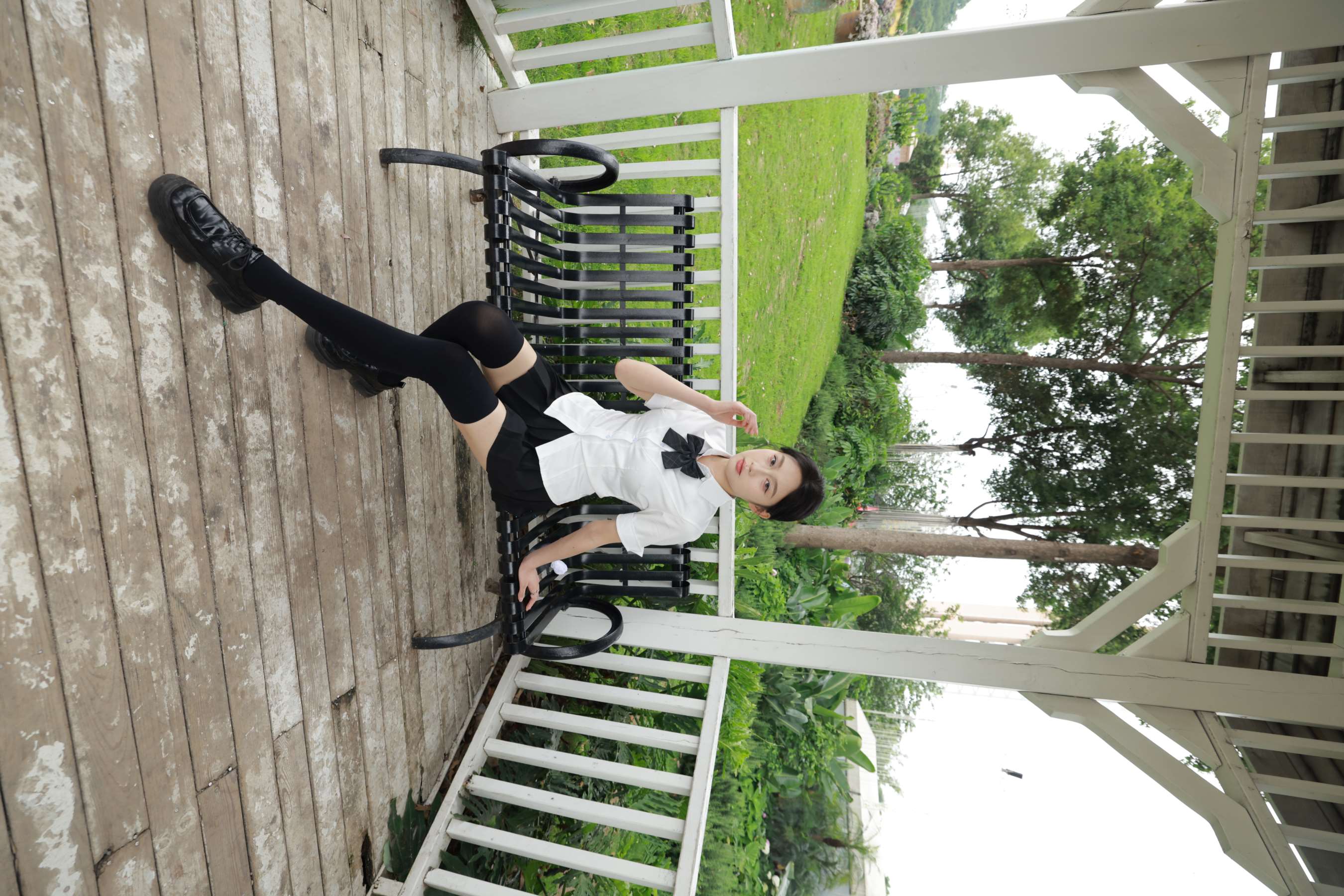 《妍妍皮鞋脱黑丝展嫩足》作品图