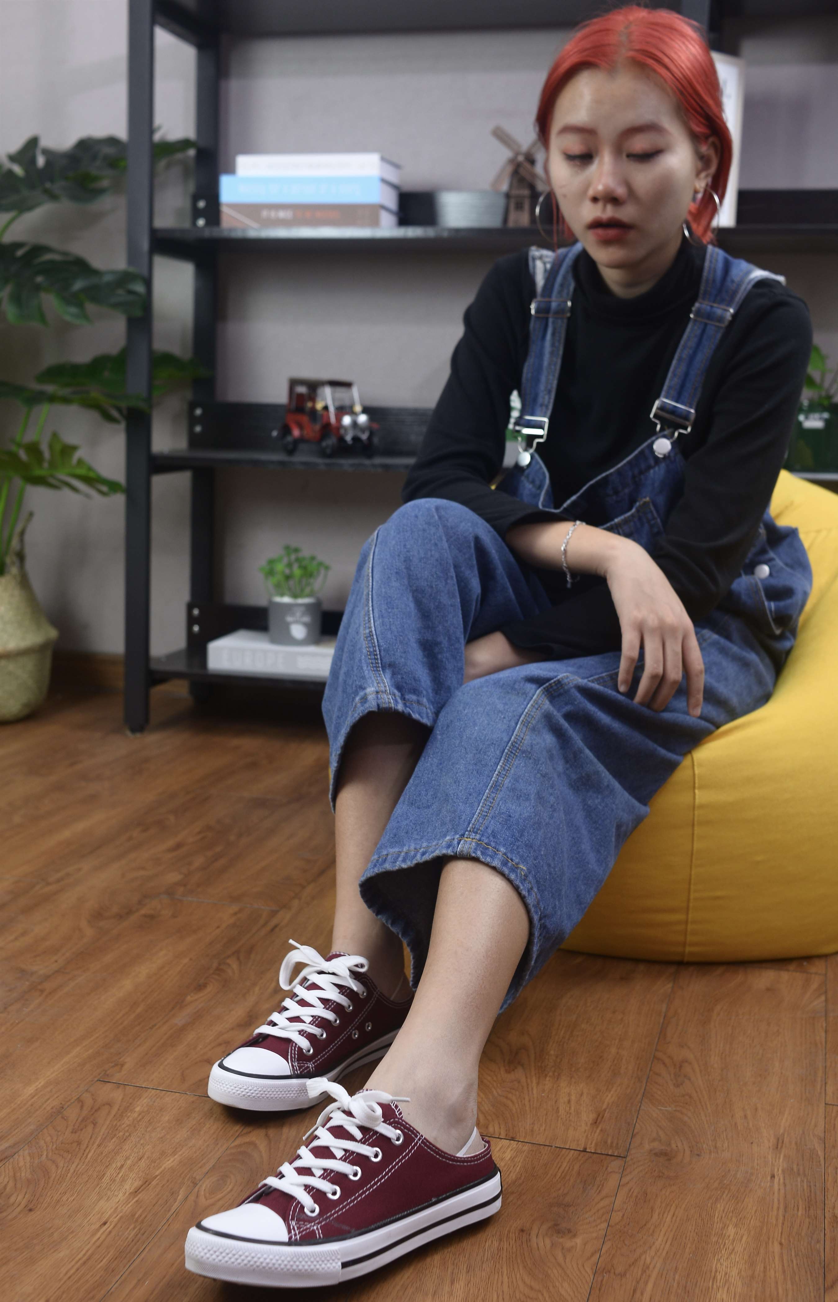 《红发少女帆布鞋の船袜脚【视频1个网盘下载】》作品图