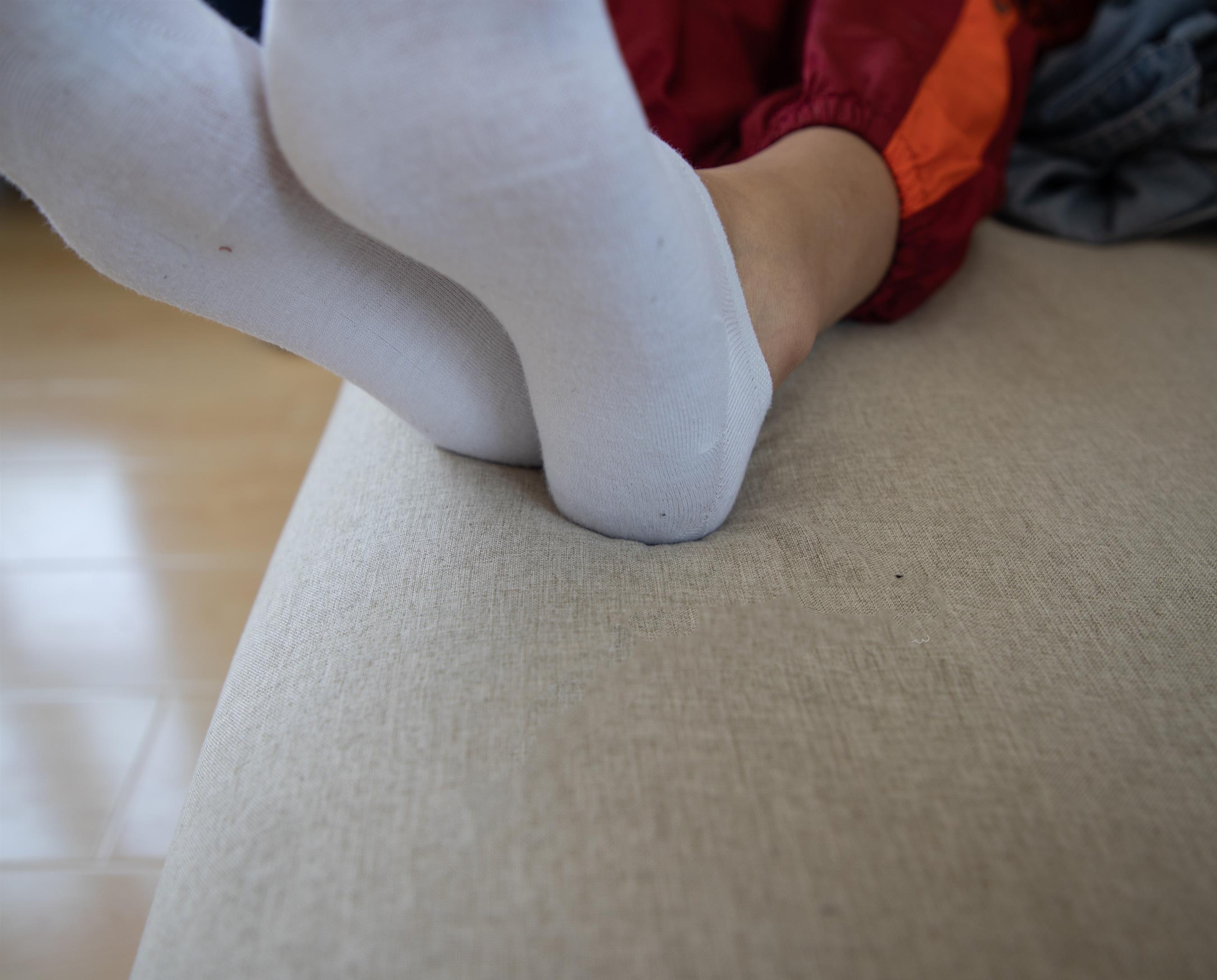 《小姐姐的白船袜脚丫+【视频1个网盘下载】》作品图