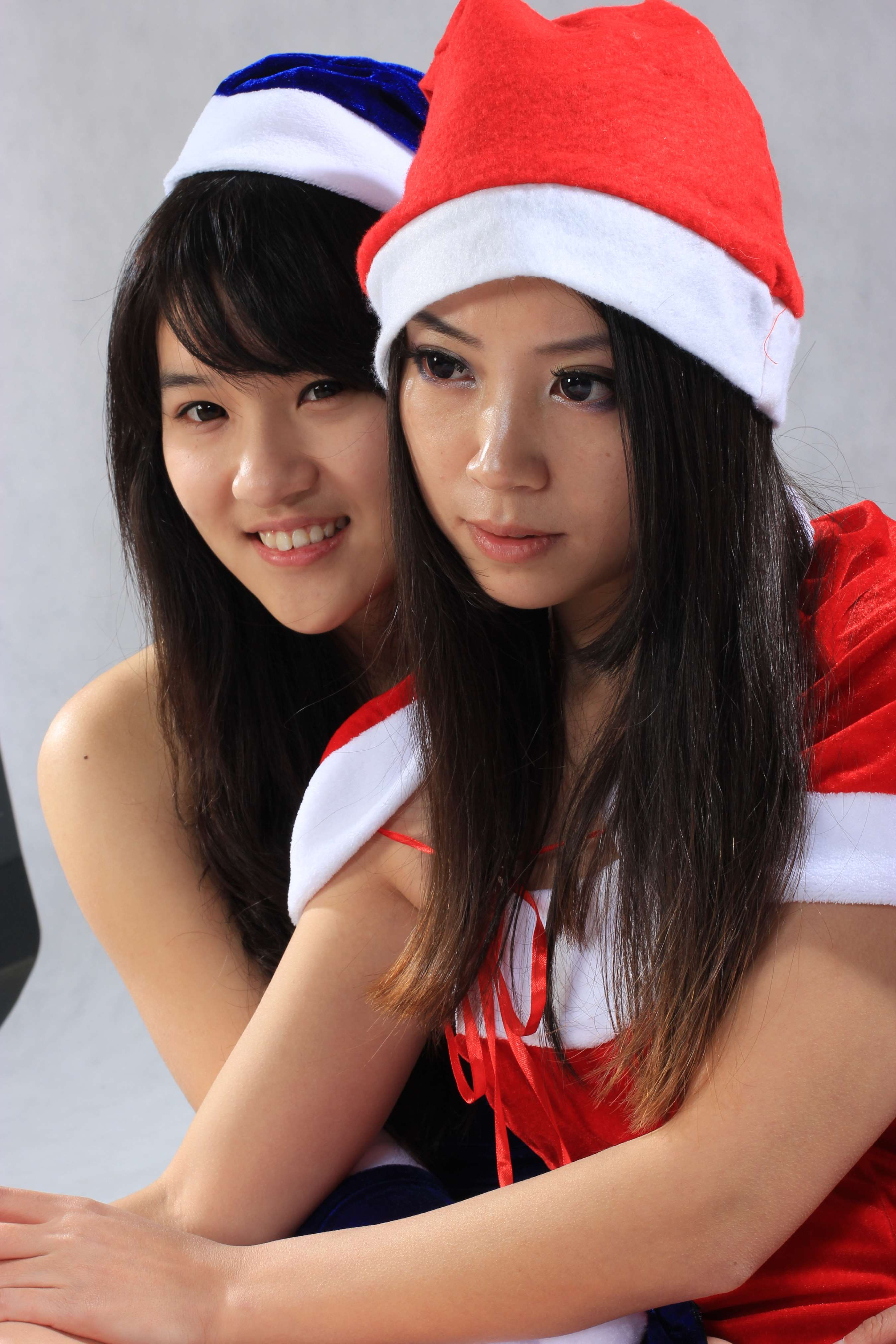 《燕燕和小雨-两双雪白粉嫩的玉足太刺激了》作品图