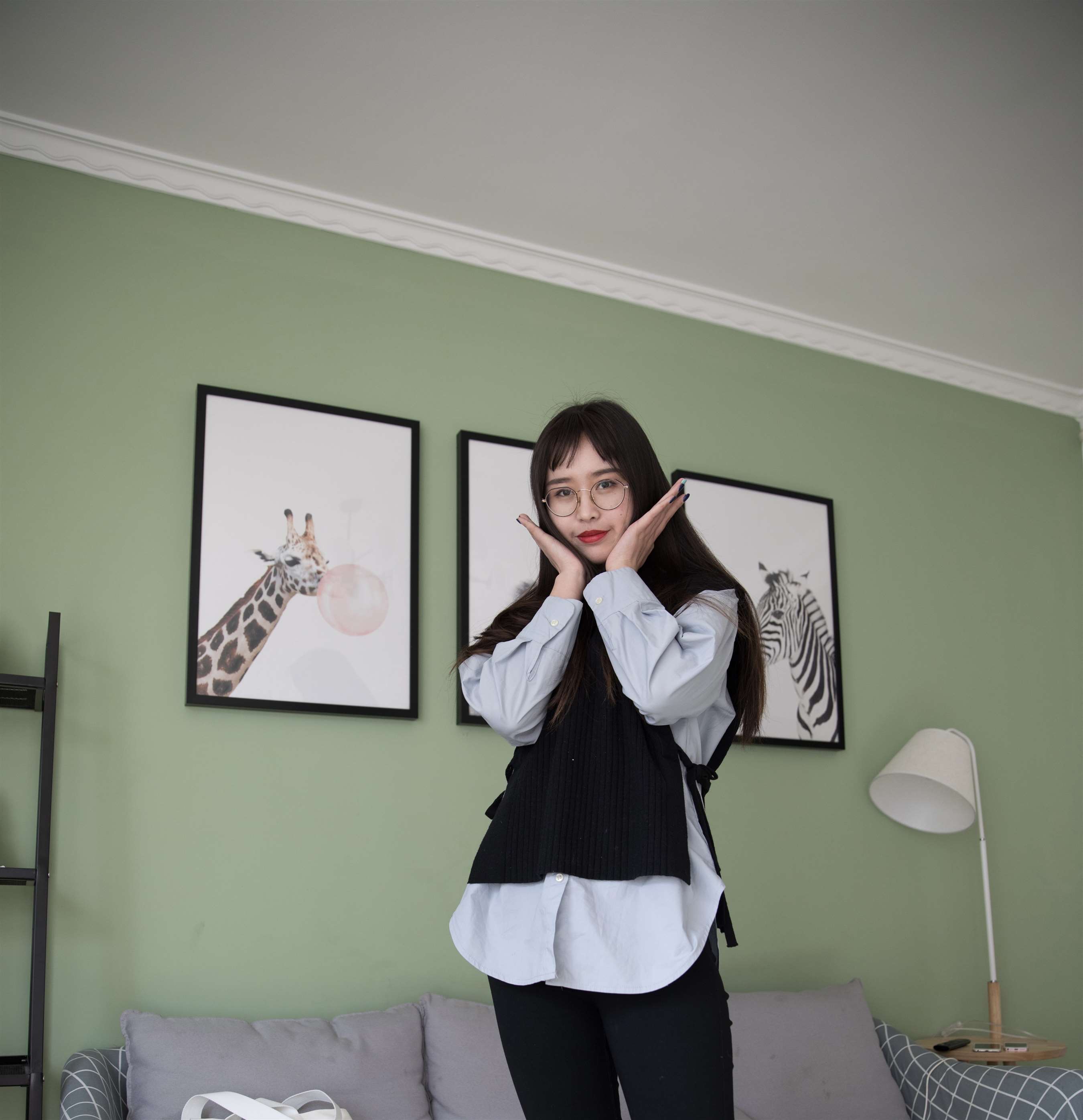 《眼镜妹的短靴棉袜脚【视频1个网盘下载】》作品图