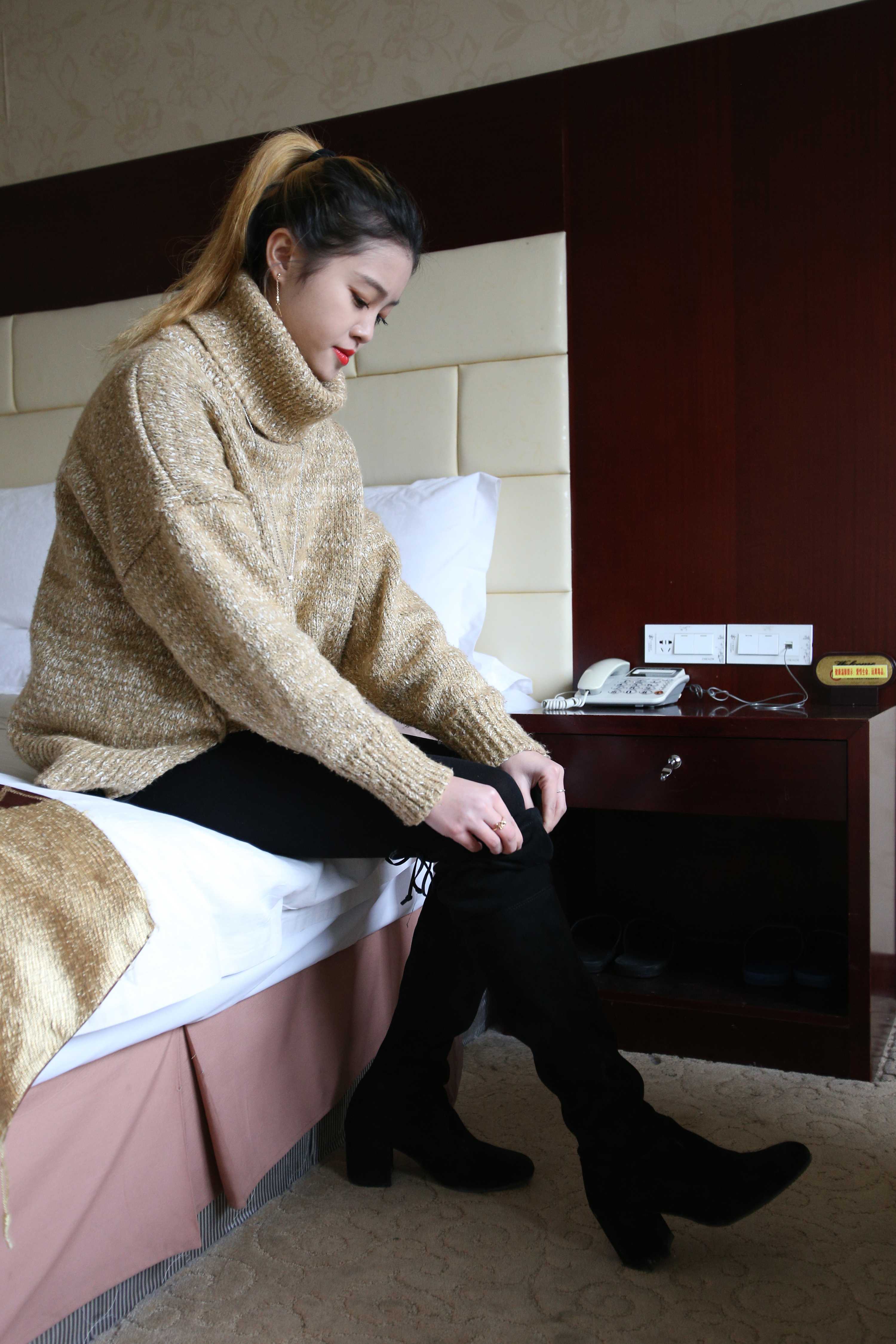 《小性感妹の黑厚丝脚丫+视频两部》作品图