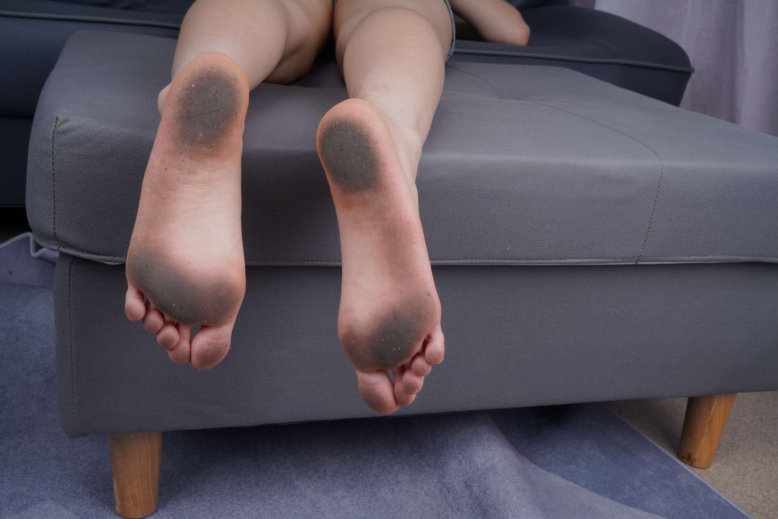 《秀婷绑住脚丫展示脏脚底》作品图