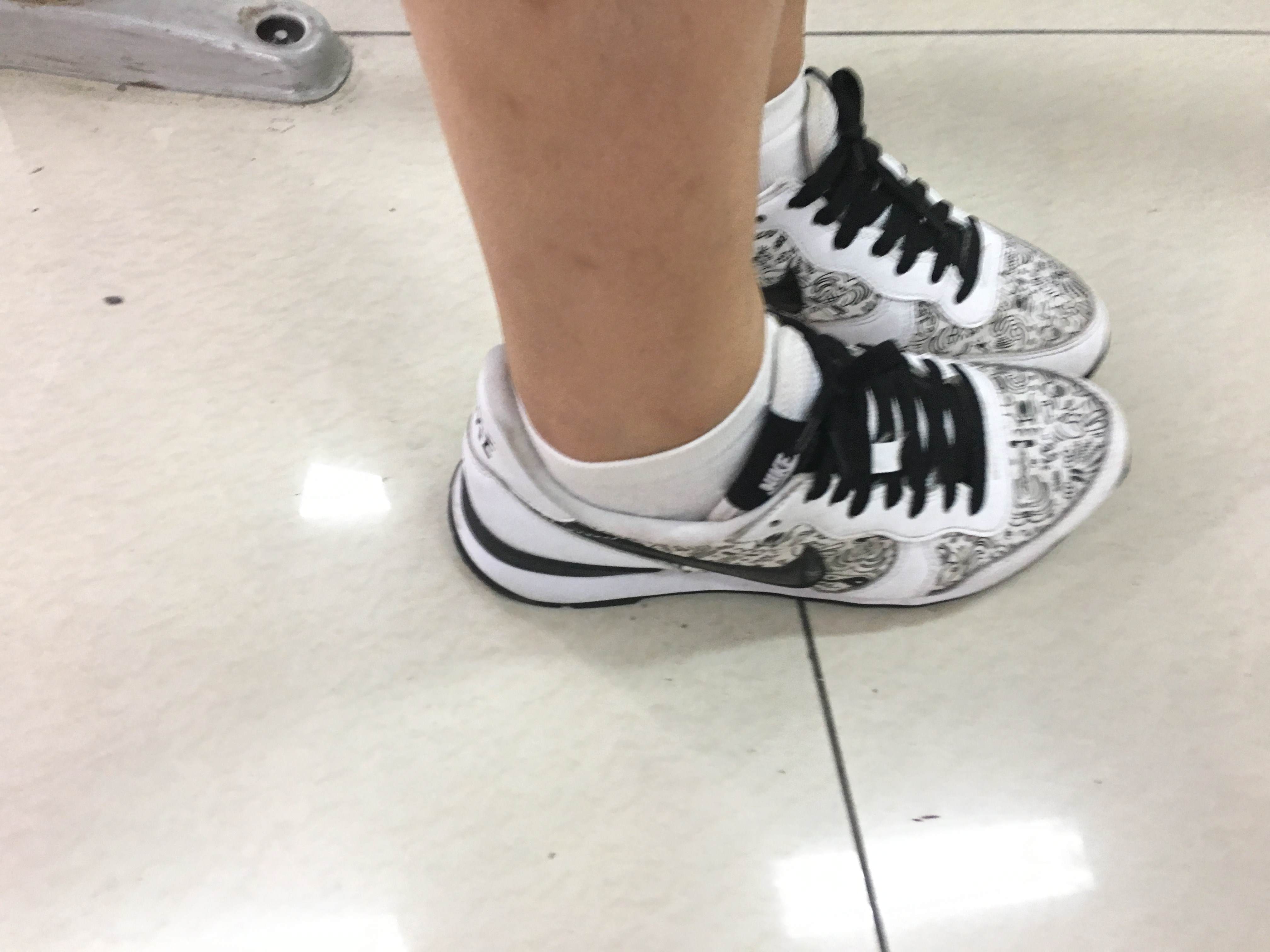 《眼镜学妹的棉袜脚丫》作品图